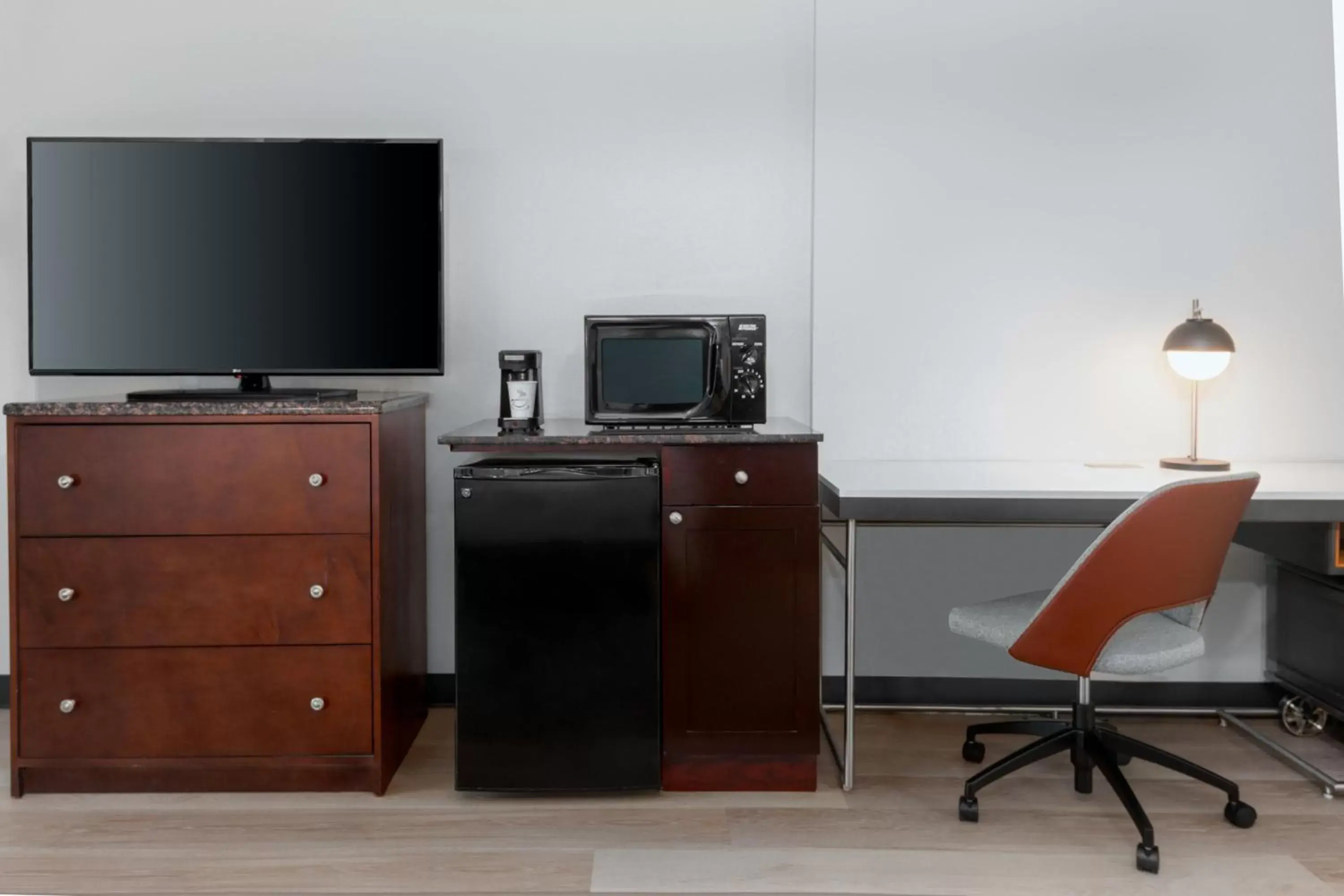 Photo of the whole room, TV/Entertainment Center in Courtyard by Marriott Sarasota at University Town Center