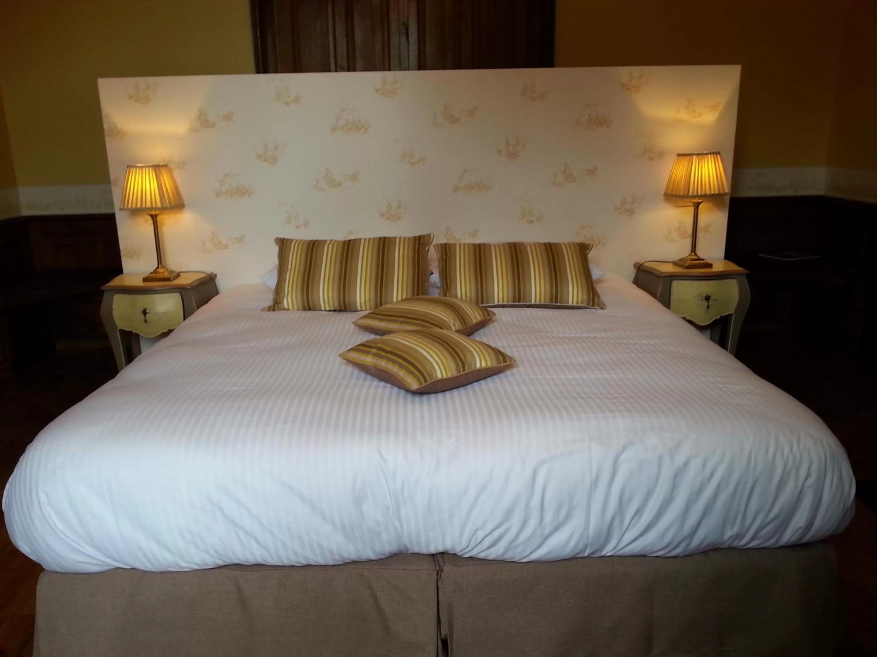 Bed in La Maison d'Adelaïde Chambres d'hôtes