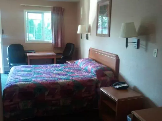 Bedroom, Bed in Aaron Motel