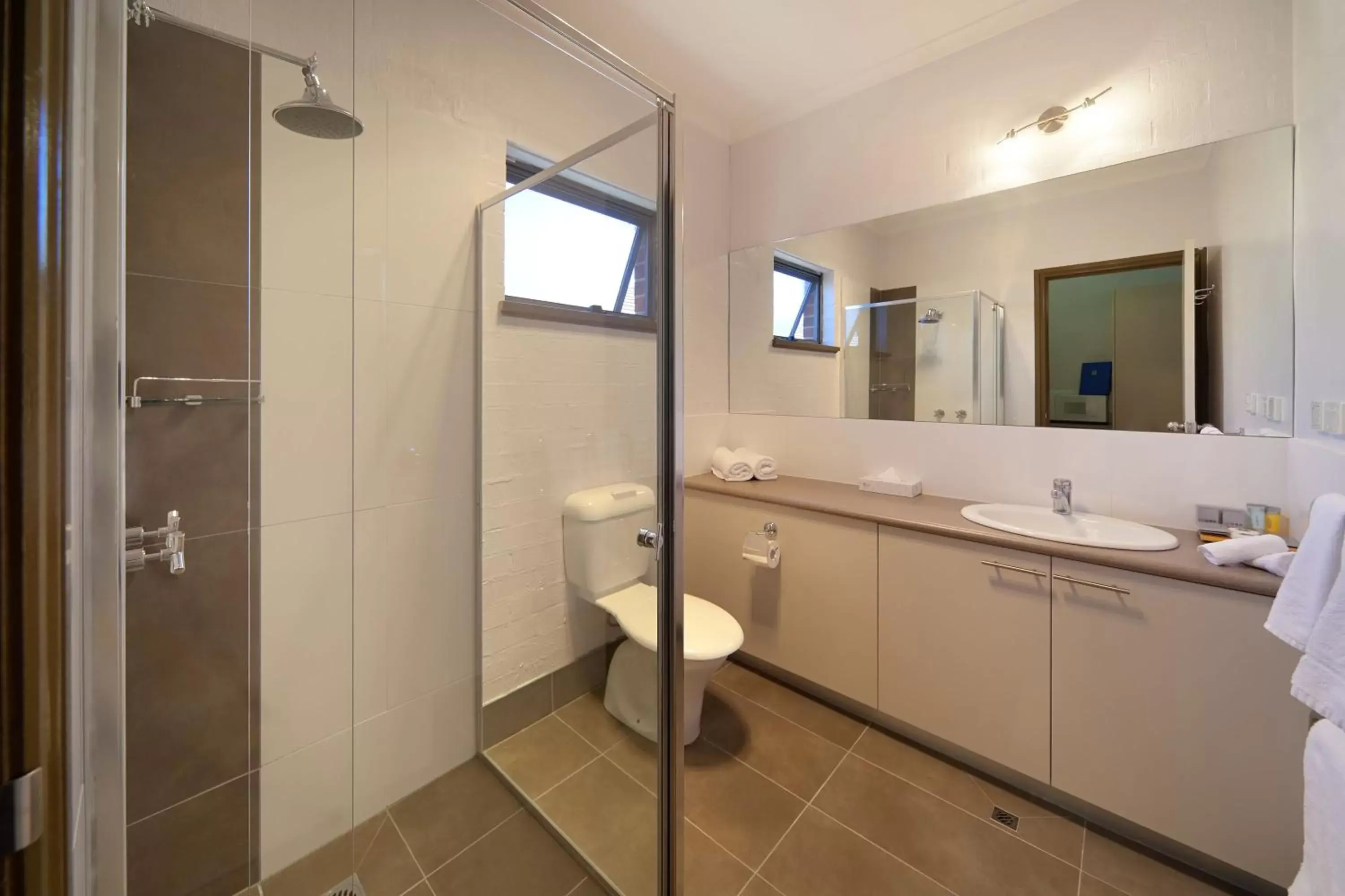 Bathroom in Blazing Stump Motel & Suites