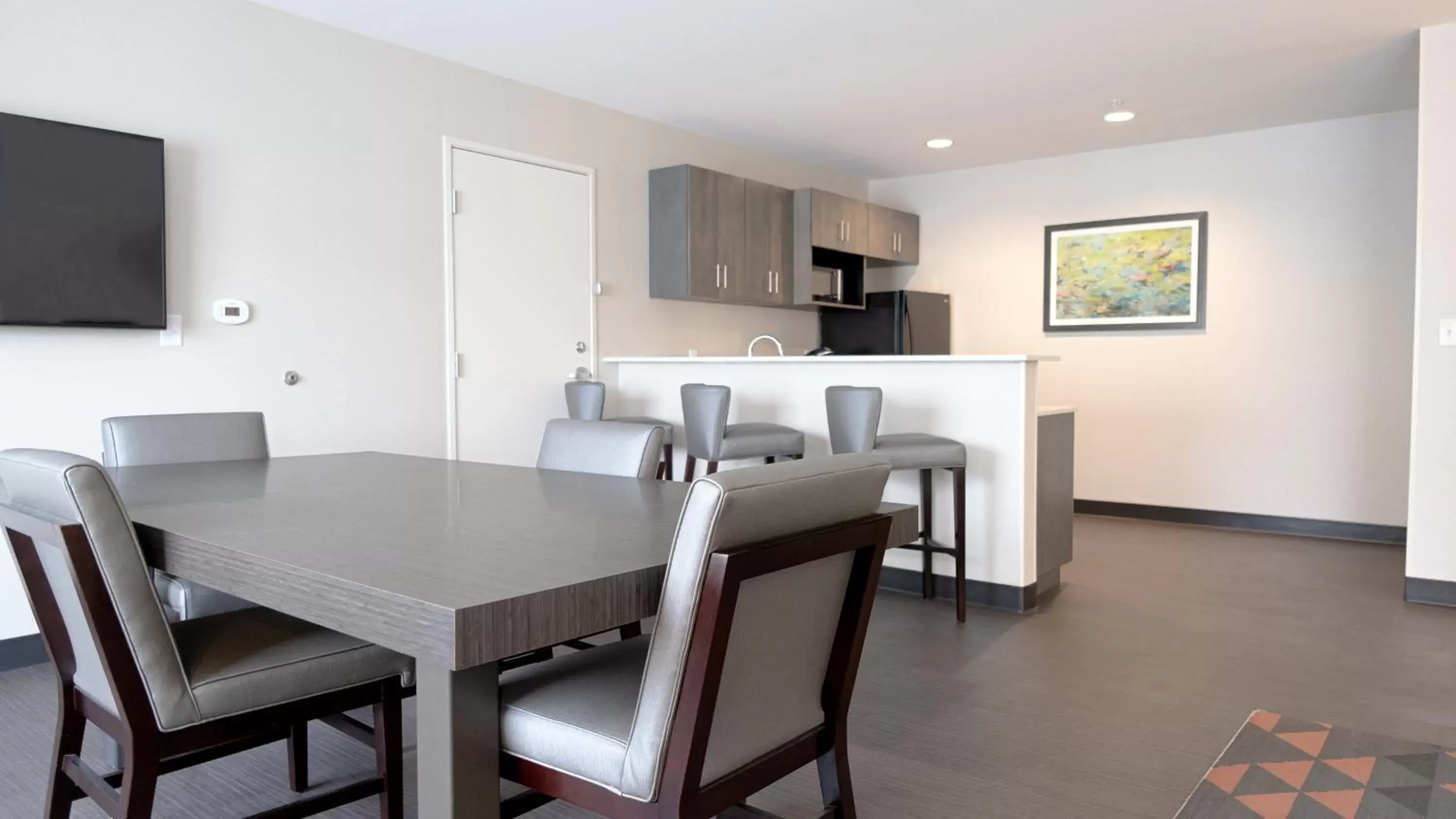 Bedroom, Kitchen/Kitchenette in Holiday Inn & Suites Philadelphia W - Drexel Hill, an IHG Hotel