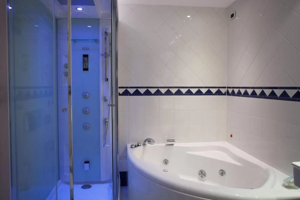 Suite with Hot Tub in Park Hotel Ai Pini & Restaurant Ai Pini