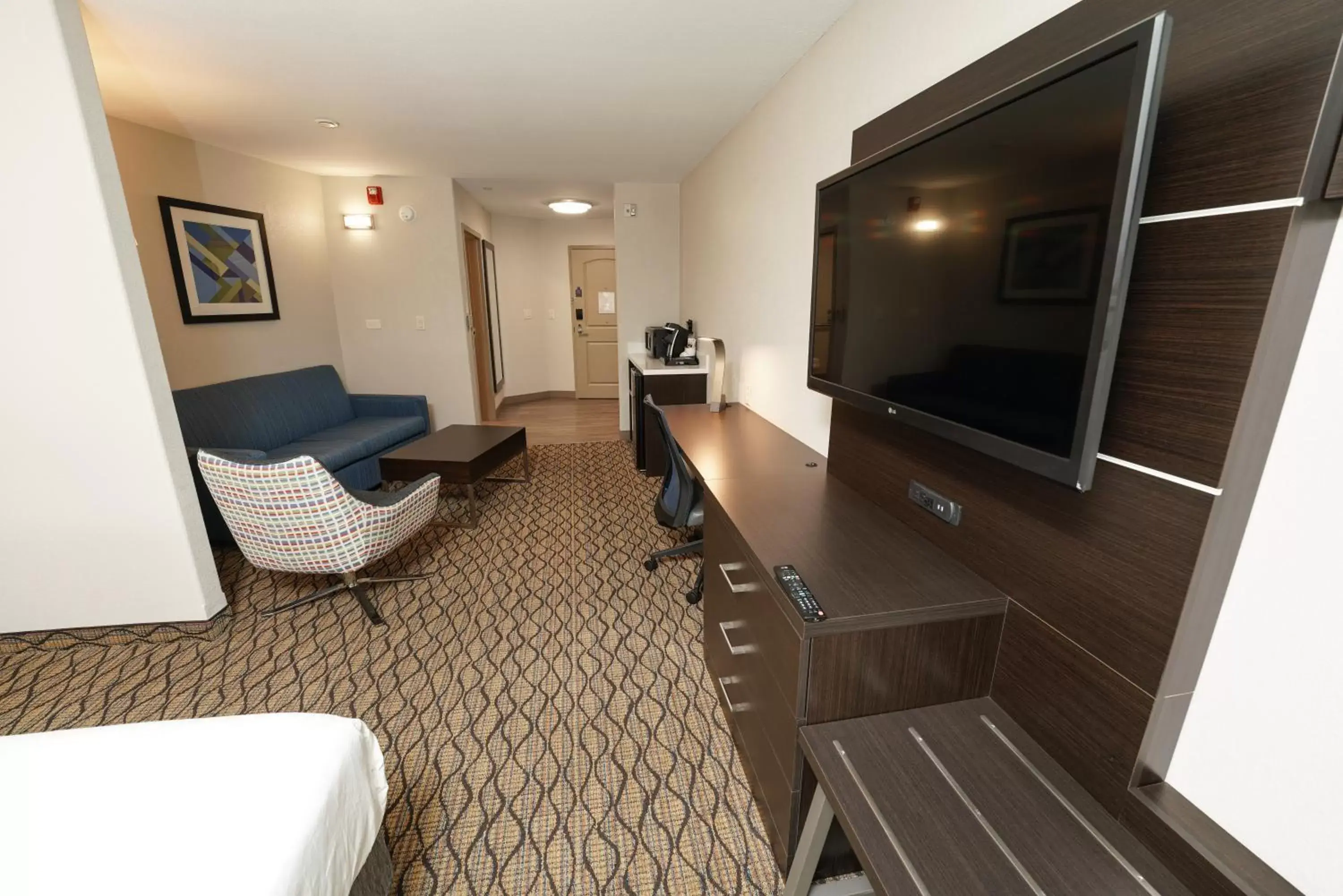 Photo of the whole room, TV/Entertainment Center in Holiday Inn Express and Suites Springfield Medical District, an IHG Hotel