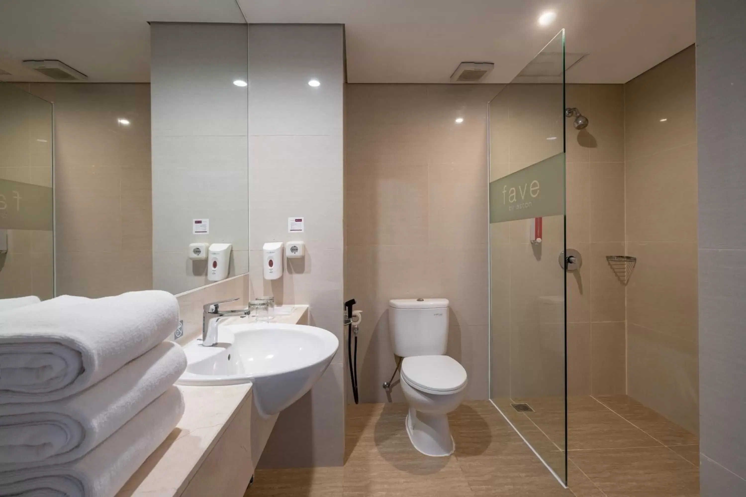 Shower, Bathroom in favehotel - Pantai Losari Makassar