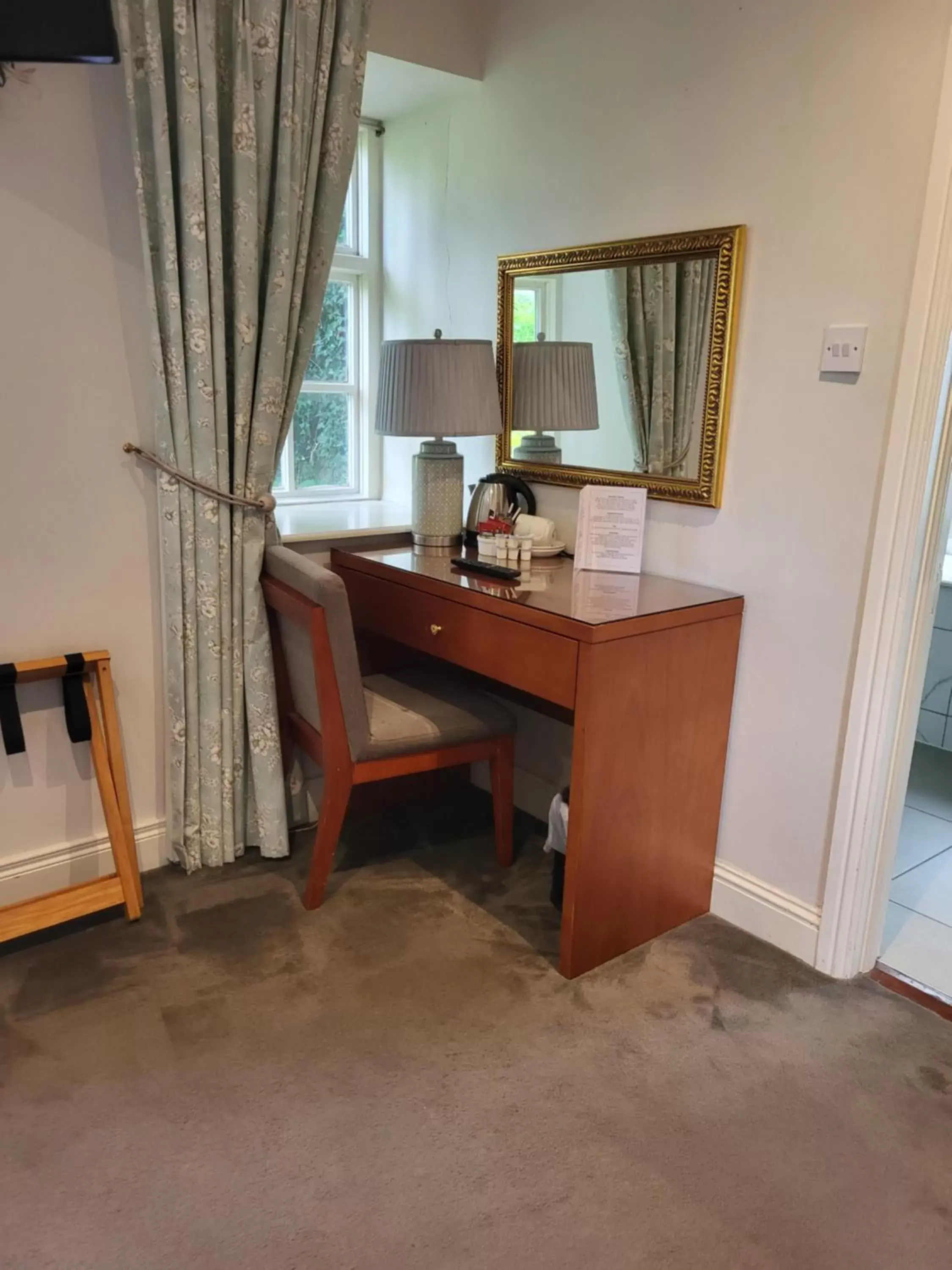 hair dresser, TV/Entertainment Center in Leixlip Manor Hotel