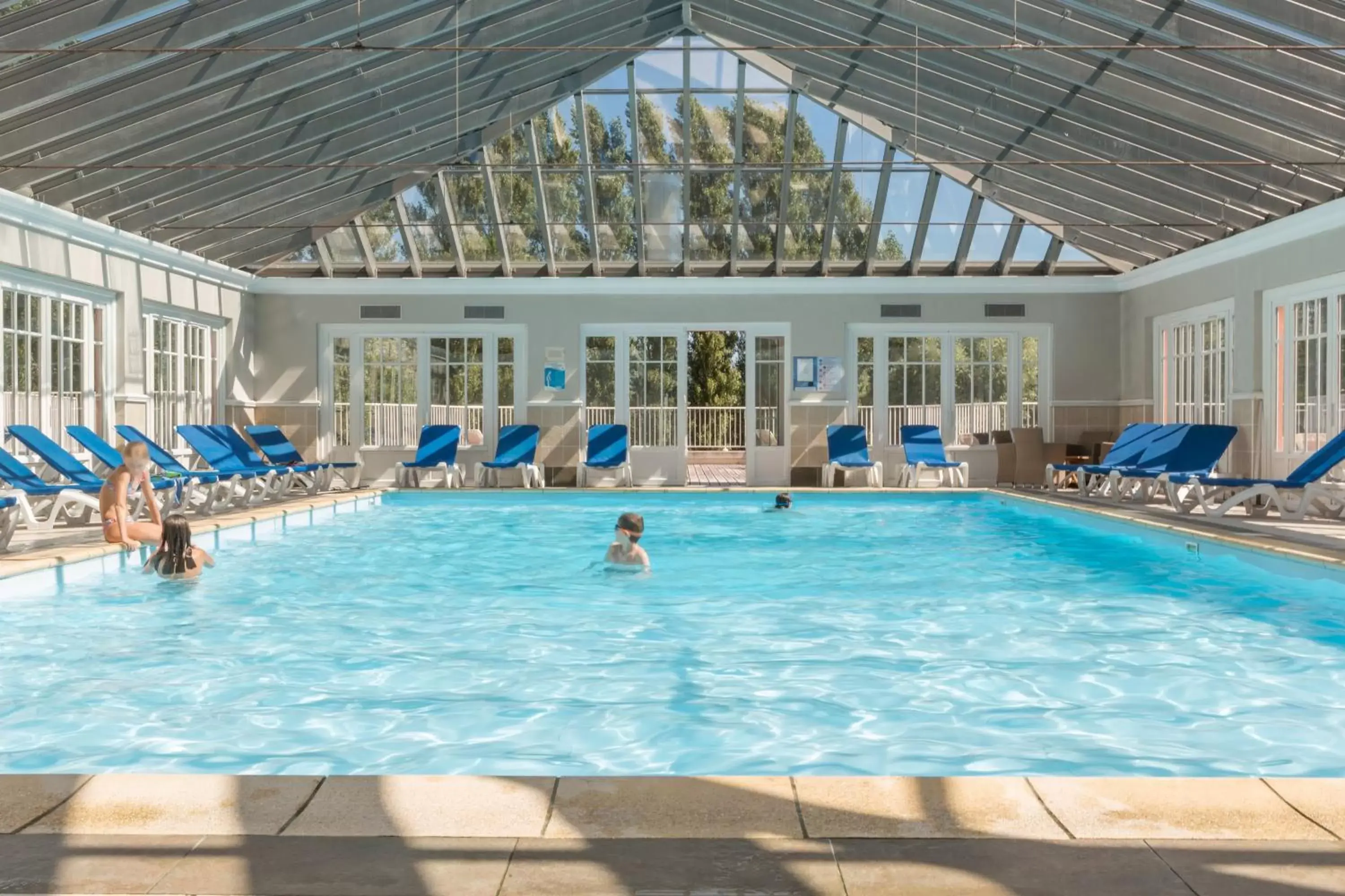 People, Swimming Pool in Résidence Pierre & Vacances Les Jardins de la Côte d'Opale