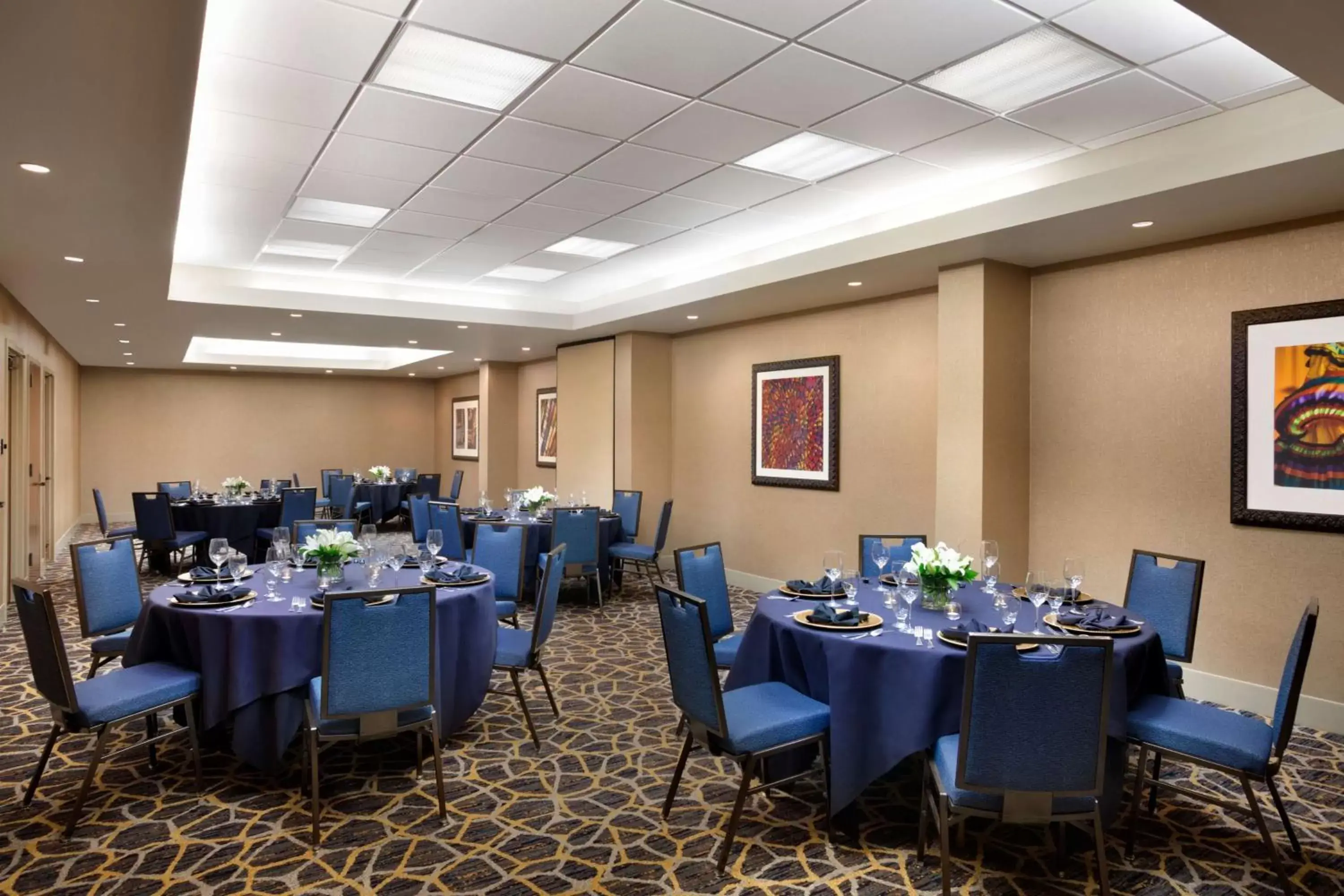 Meeting/conference room, Restaurant/Places to Eat in Embassy Suites San Antonio Airport