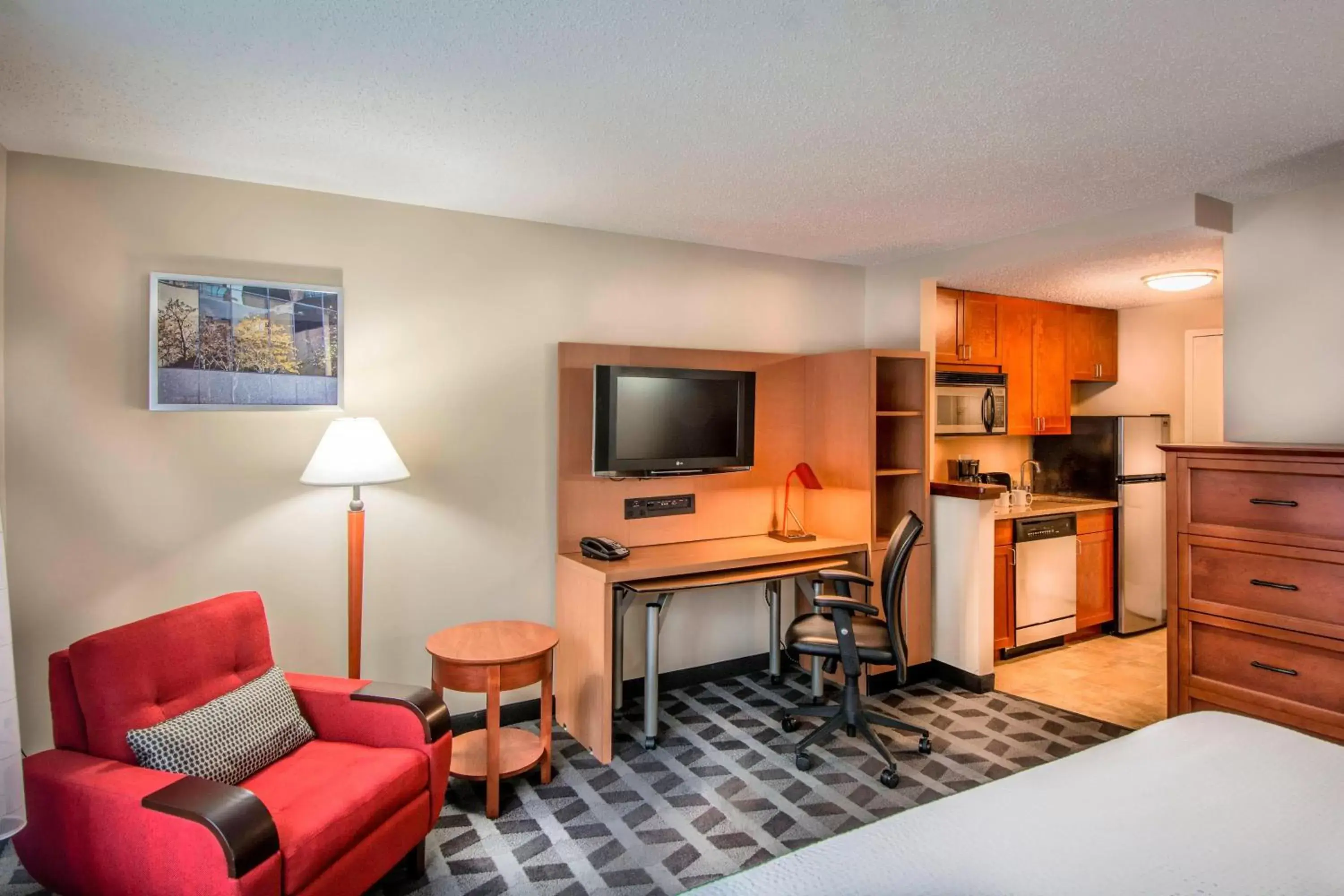 Bedroom, TV/Entertainment Center in TownePlace Suites by Marriott Baltimore BWI Airport
