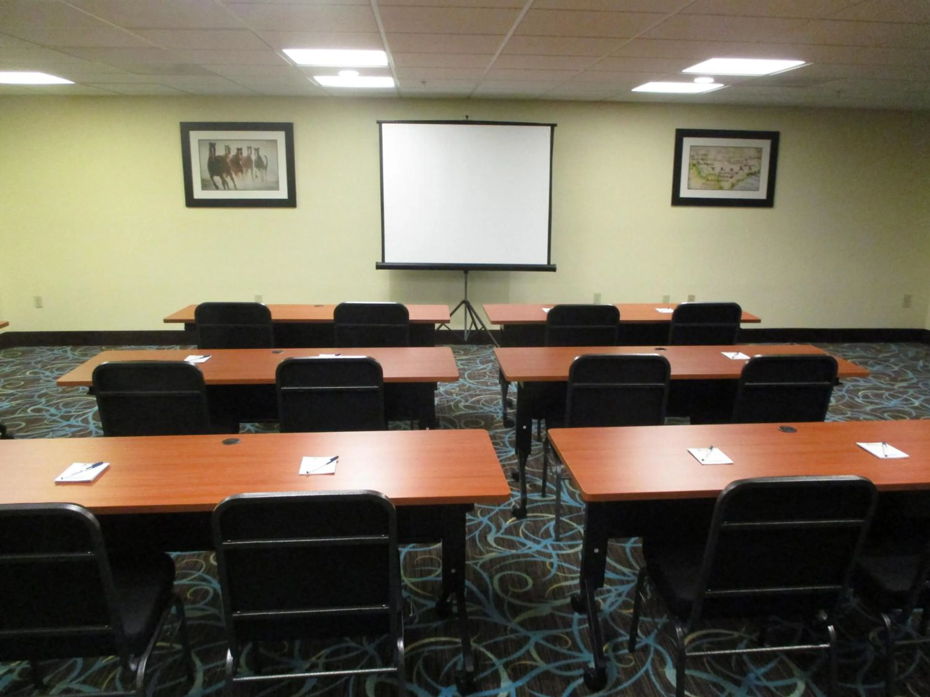 Meeting/conference room in Days Inn & Suites by Wyndham Sam Houston Tollway