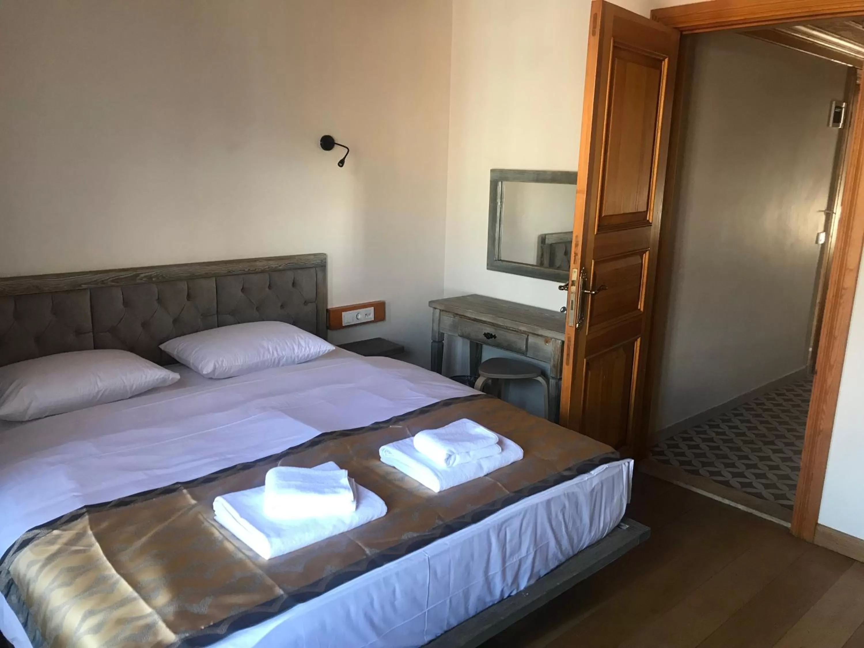 Massage, Bed in Green Mansion