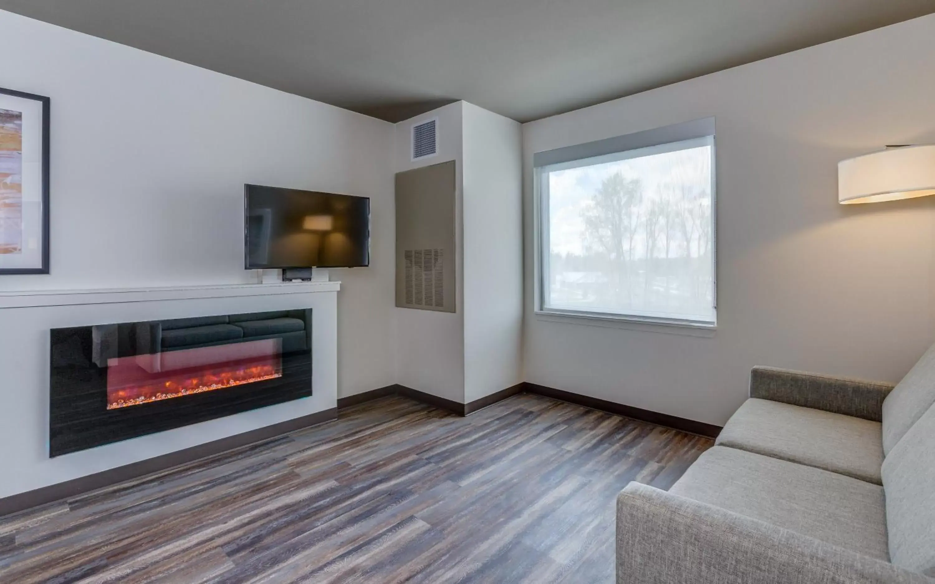 Photo of the whole room, TV/Entertainment Center in Holiday Inn Bellingham, an IHG Hotel