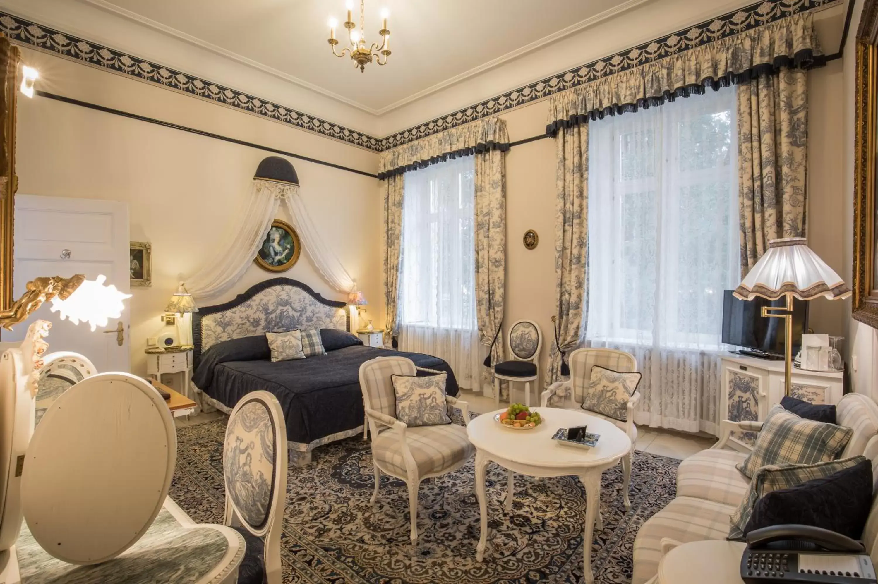 Bed, Seating Area in Hotel Belle Epoque