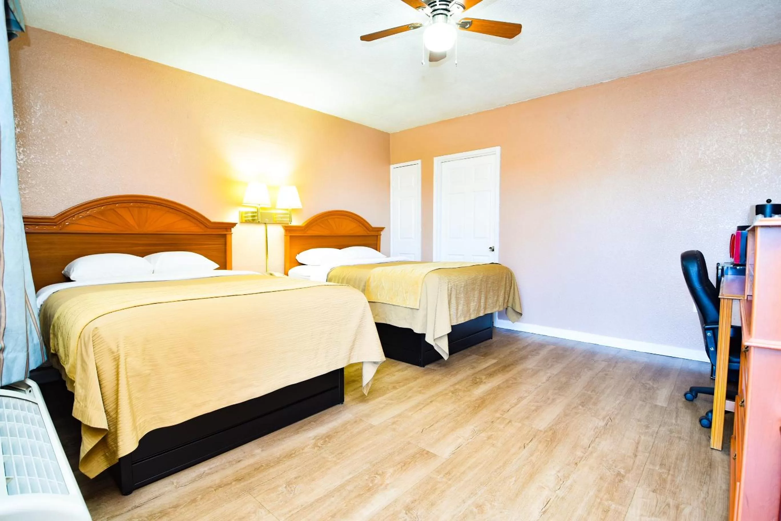 Bed in Economy Inn Beebe