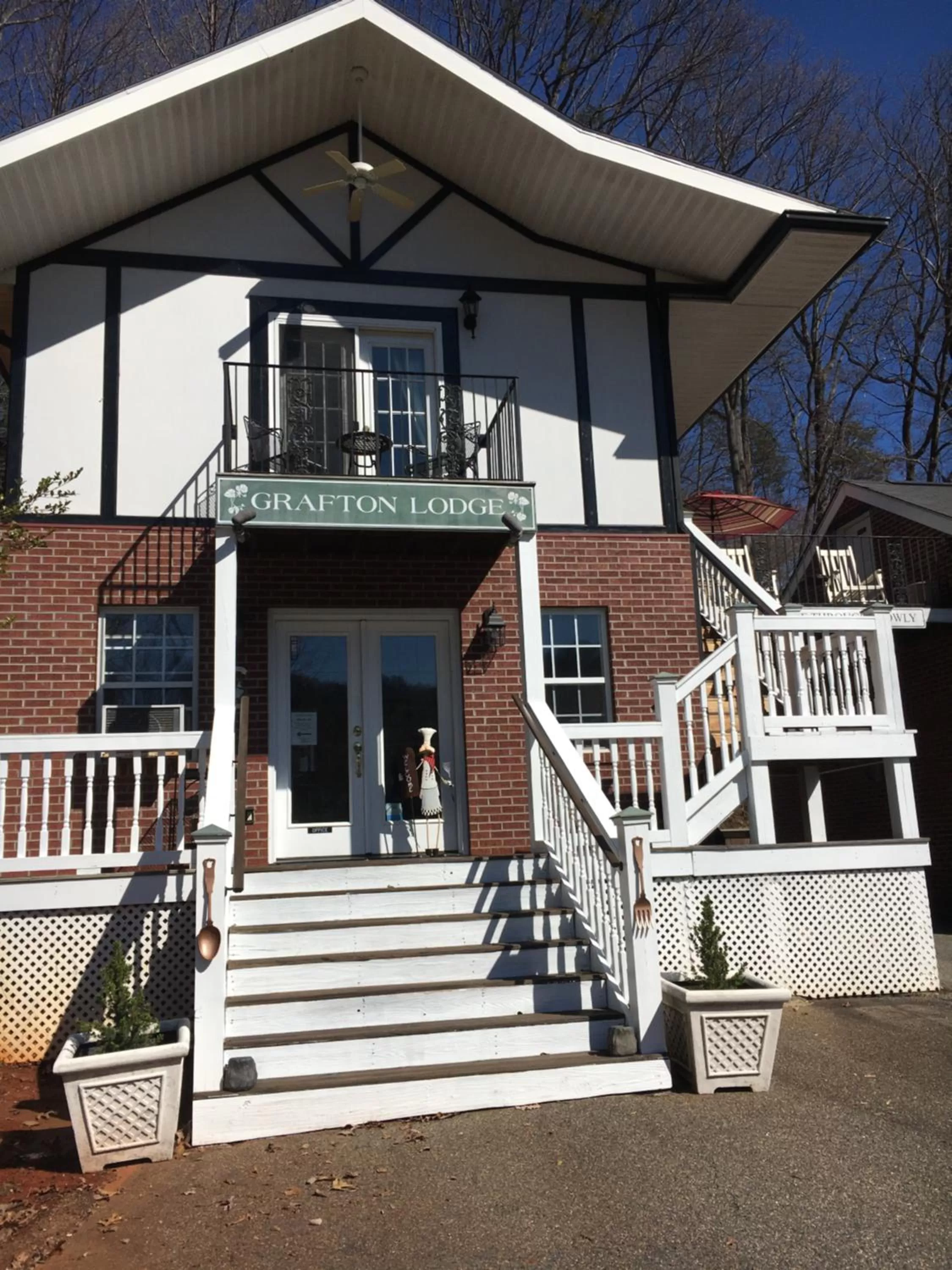 Facade/entrance, Property Building in Grafton Lodge
