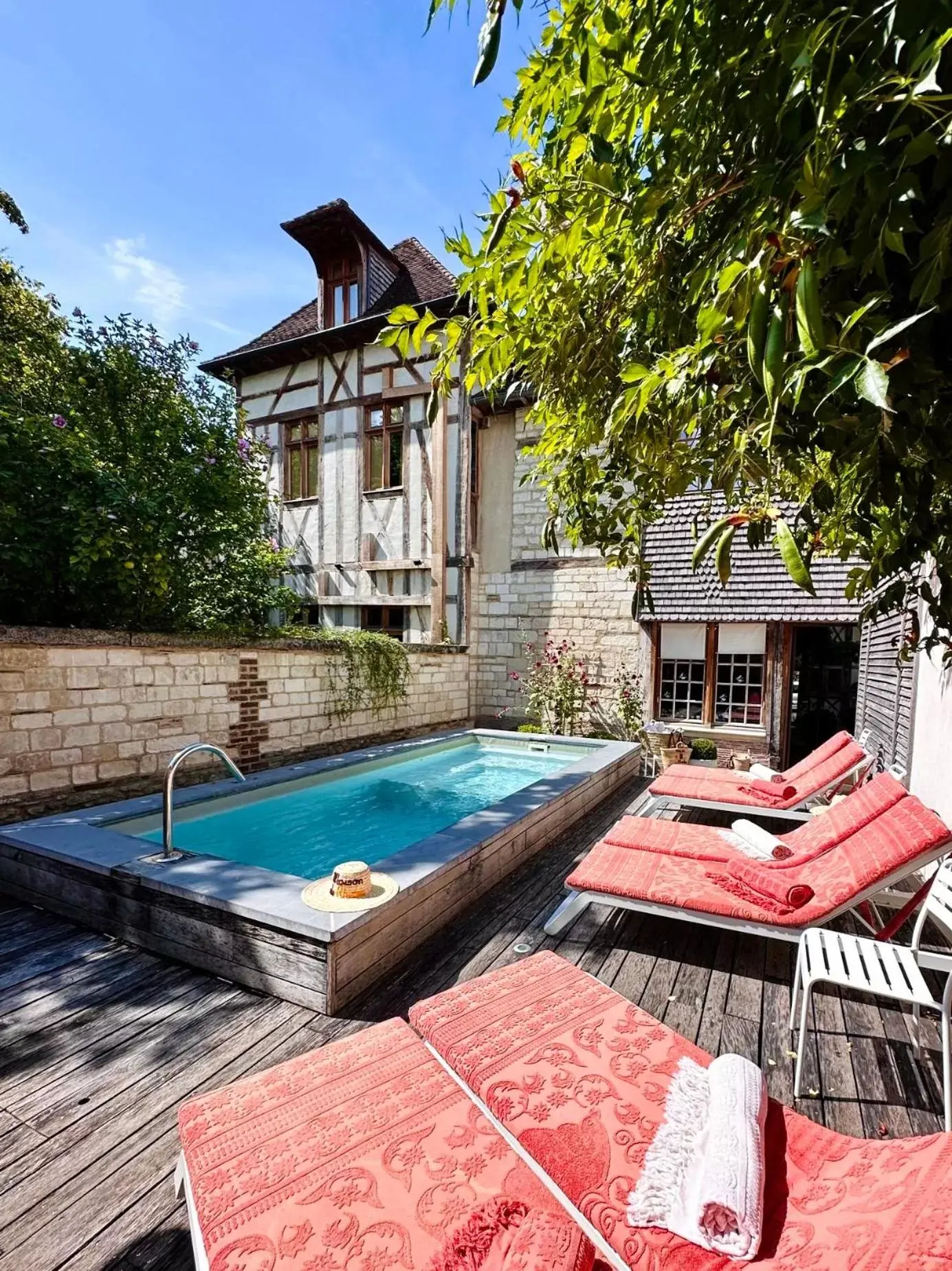 Swimming Pool in Le Champ des Oiseaux & Spa
