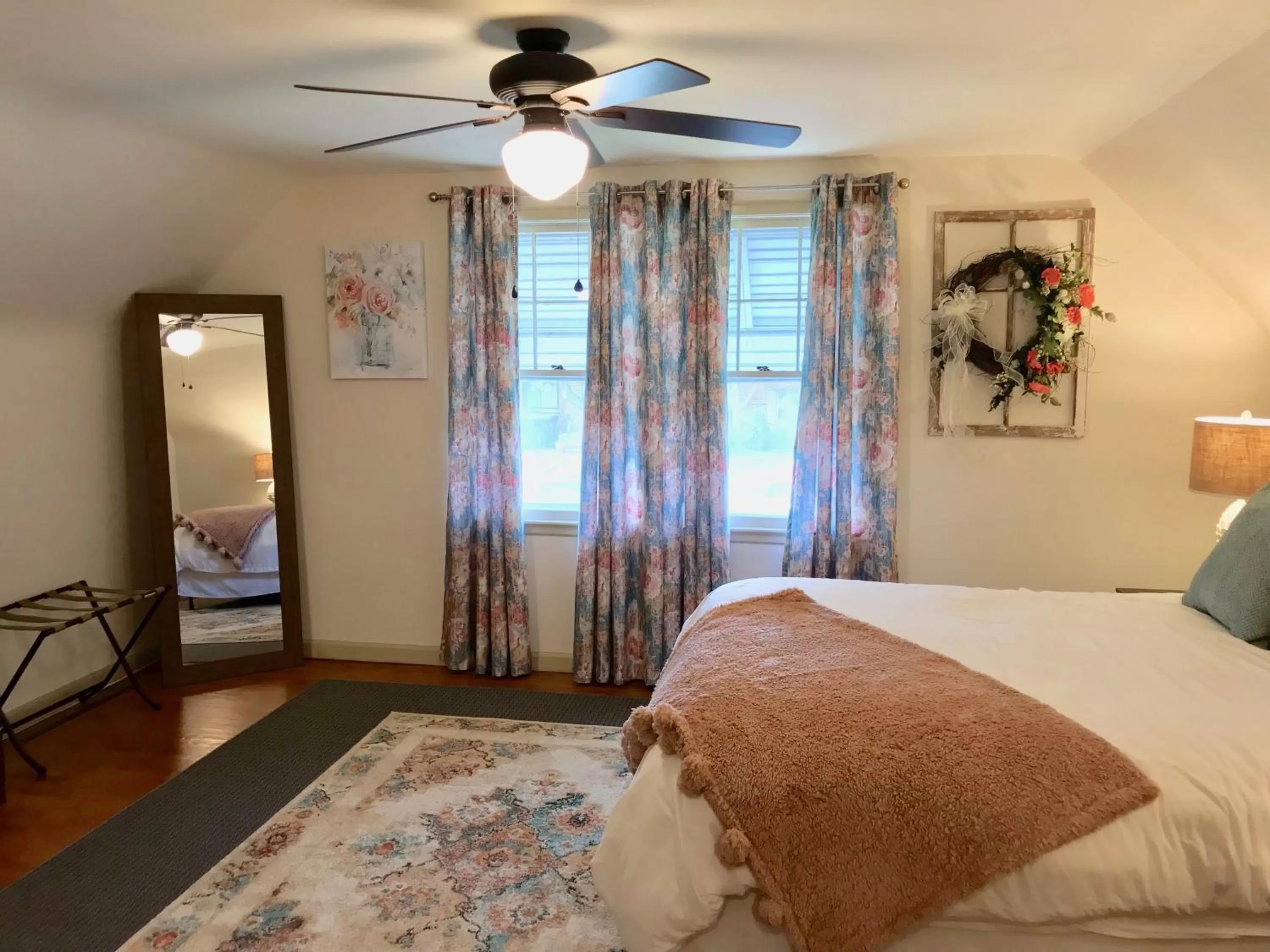 Bedroom, Bed in The Little Italy of Niagara Falls Bed & Breakfast