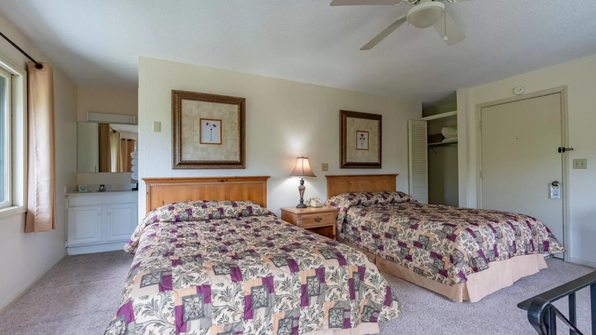 Deluxe Queen Suite in 4 Seasons at Beech Mountain
