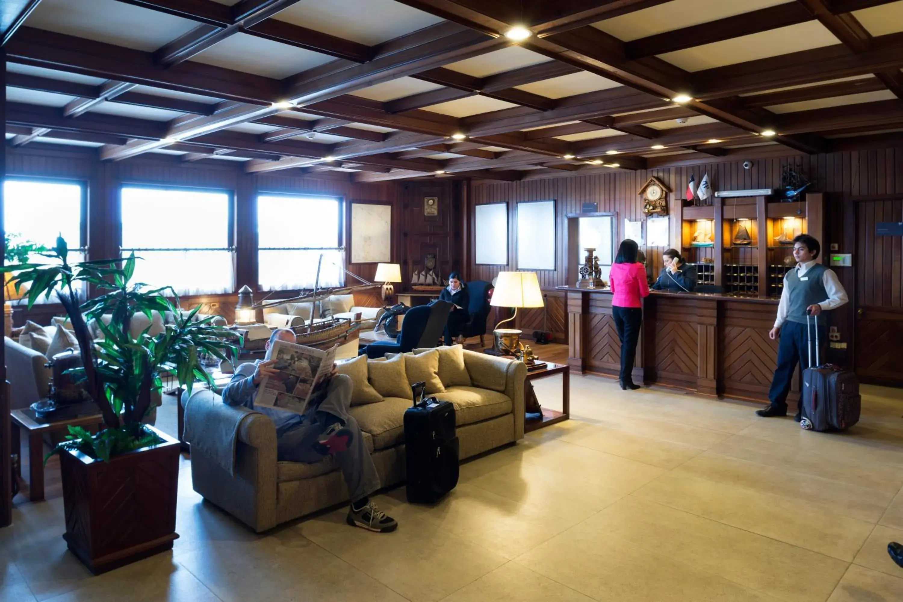 Lobby or reception in abba Presidente Suites Puerto Montt