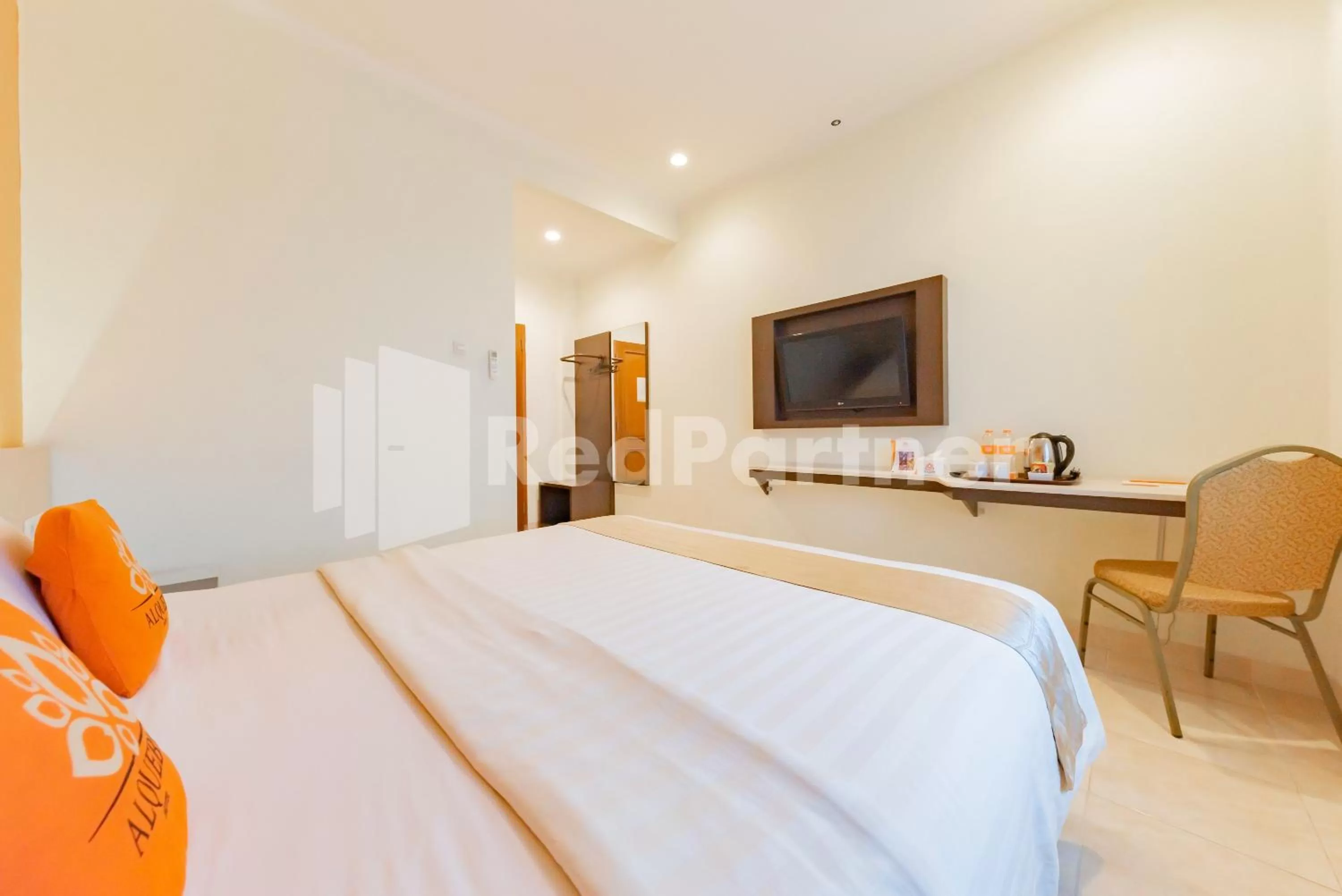 Bedroom, Bed in Alqueby Hotel near Kiara Artha Park & Trans Studio Mall Mitra RedDoorz