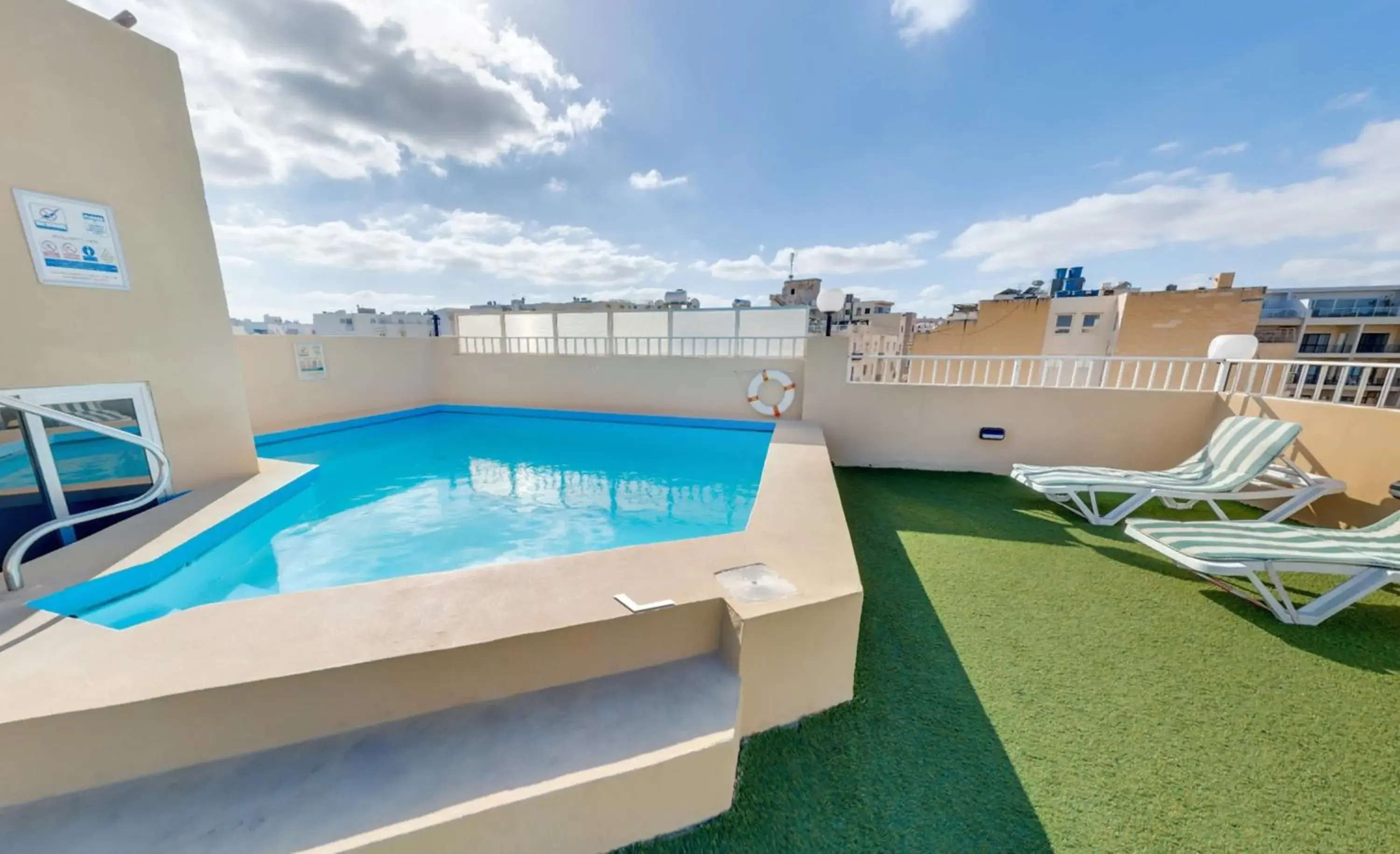 Swimming Pool in Carlton Hotel