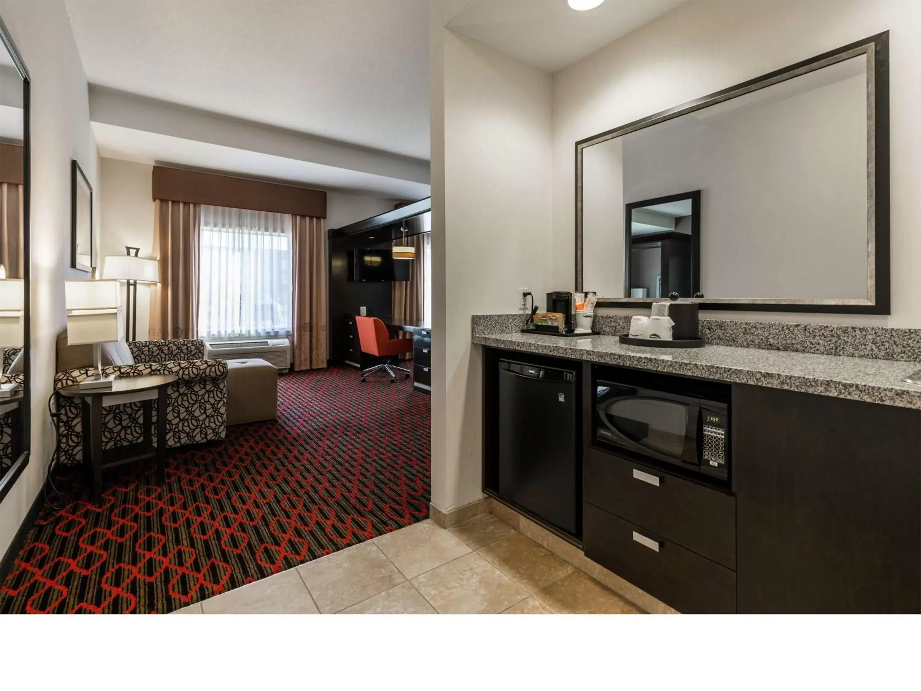 Bedroom, Kitchen/Kitchenette in Hampton Inn & Suites by Hilton Lethbridge