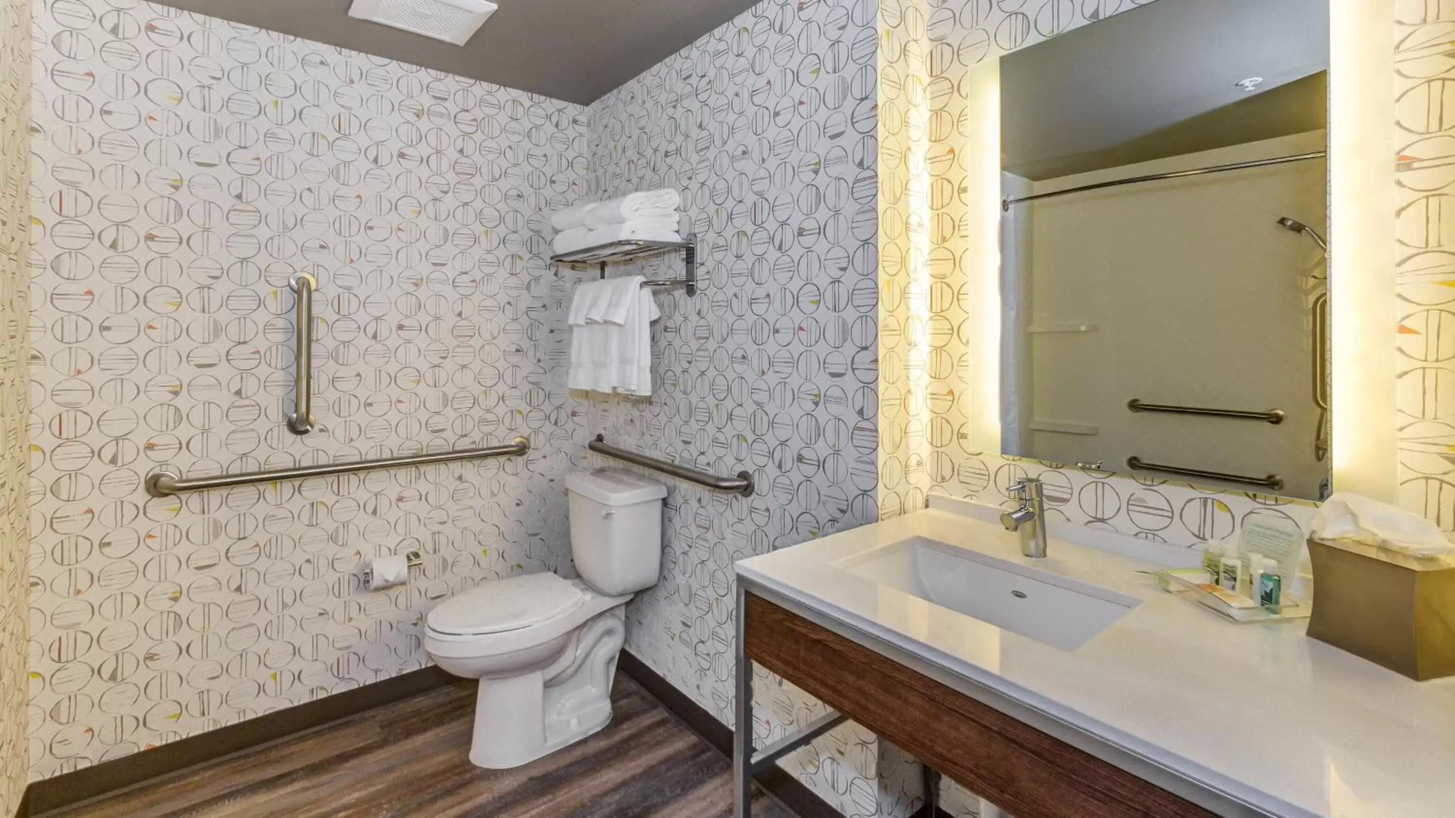 Photo of the whole room, Bathroom in Holiday Inn Bellingham, an IHG Hotel