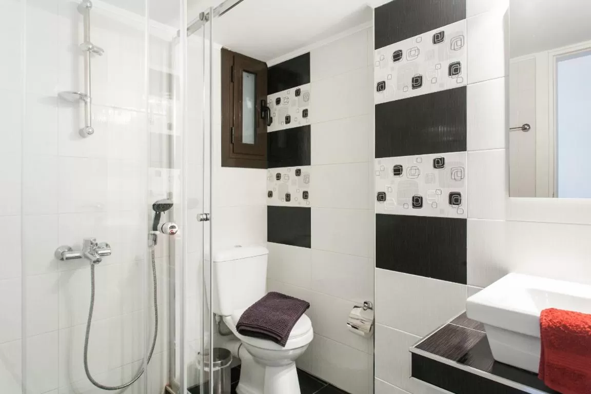 Bathroom, Bed in Nicholas Point Apartments and Rooms