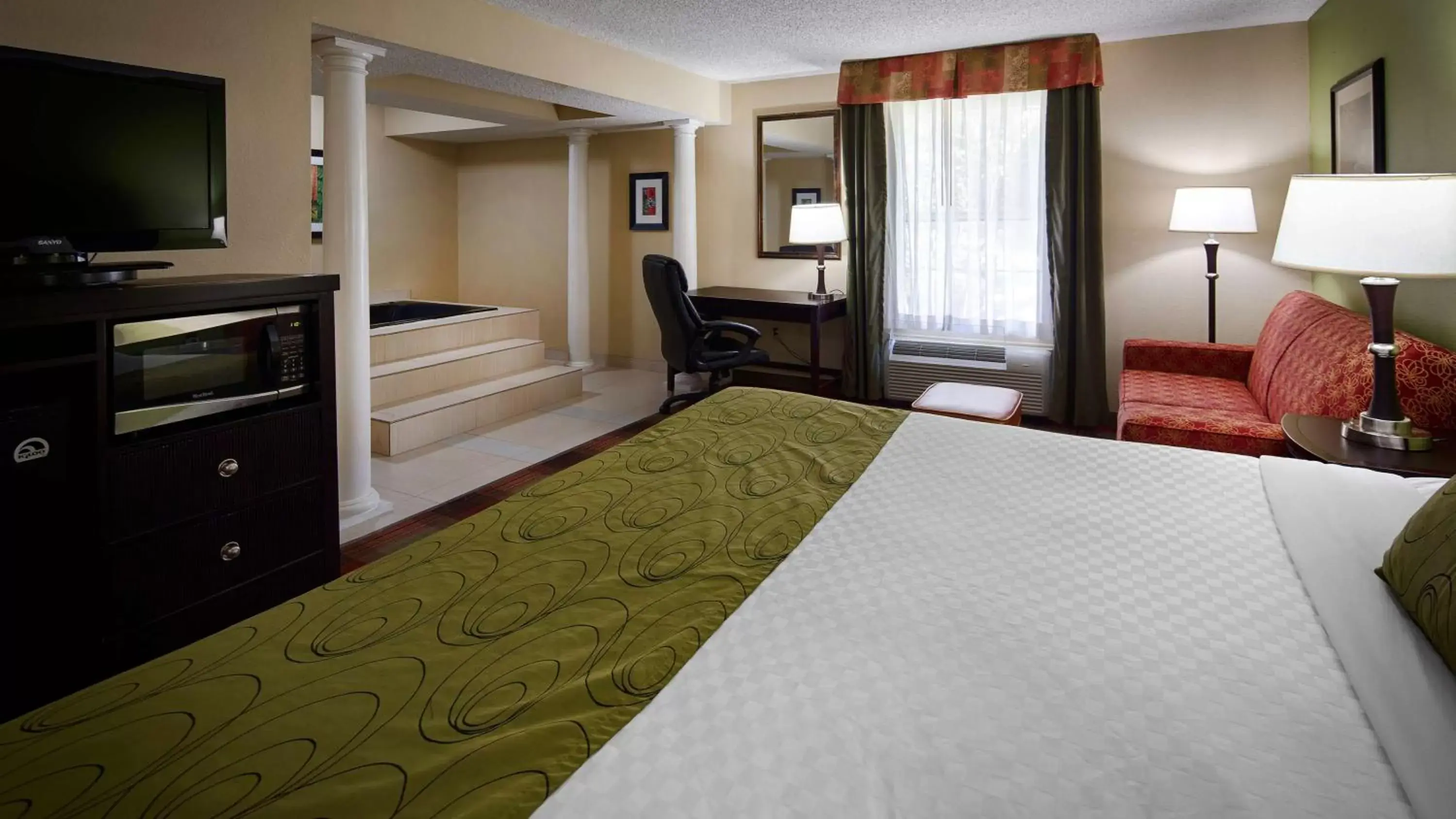 Photo of the whole room, Bed in Best Western Plus Addison/Dallas Hotel