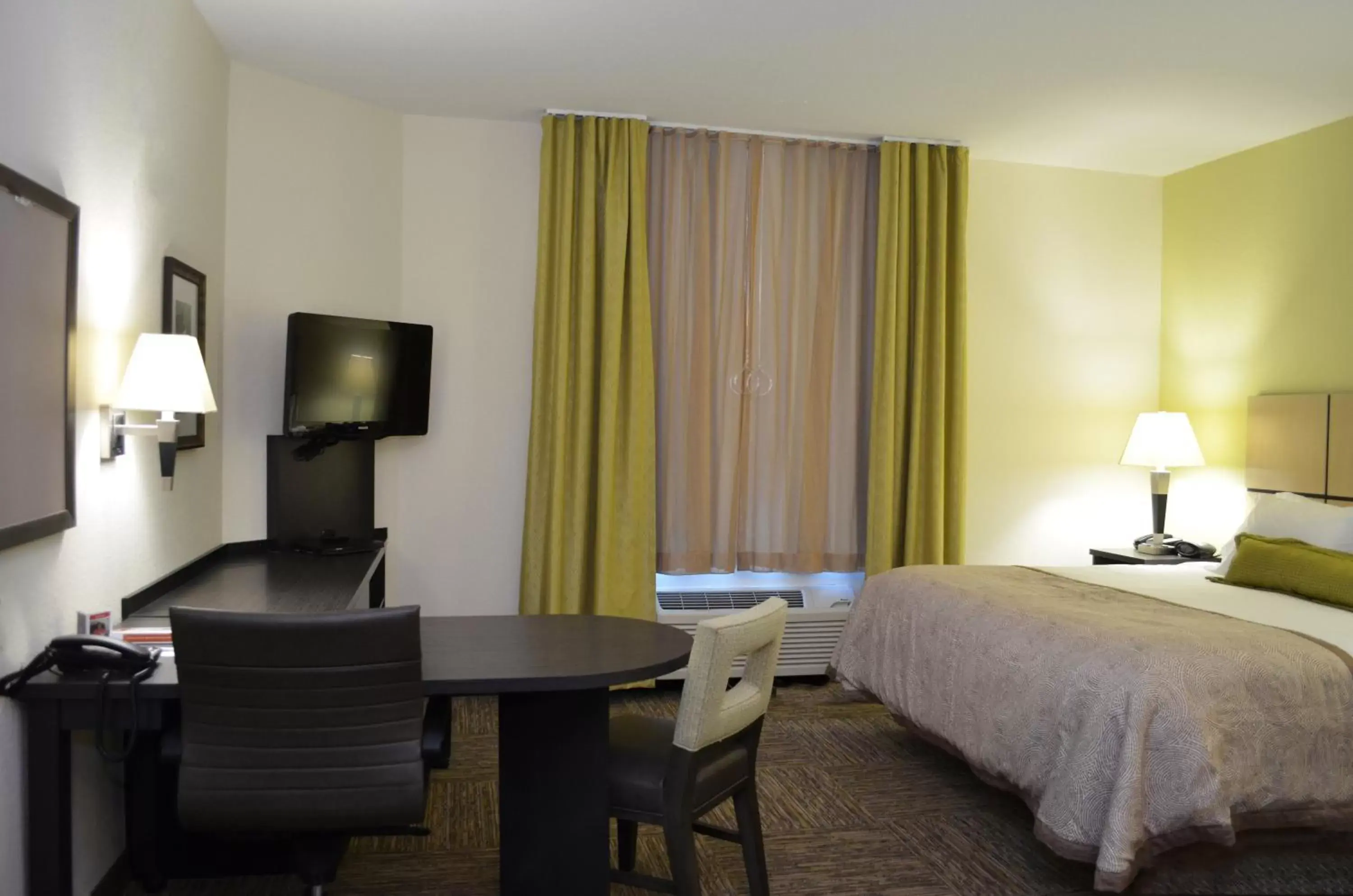 Bedroom, TV/Entertainment Center in Candlewood Suites Greenville, an IHG Hotel
