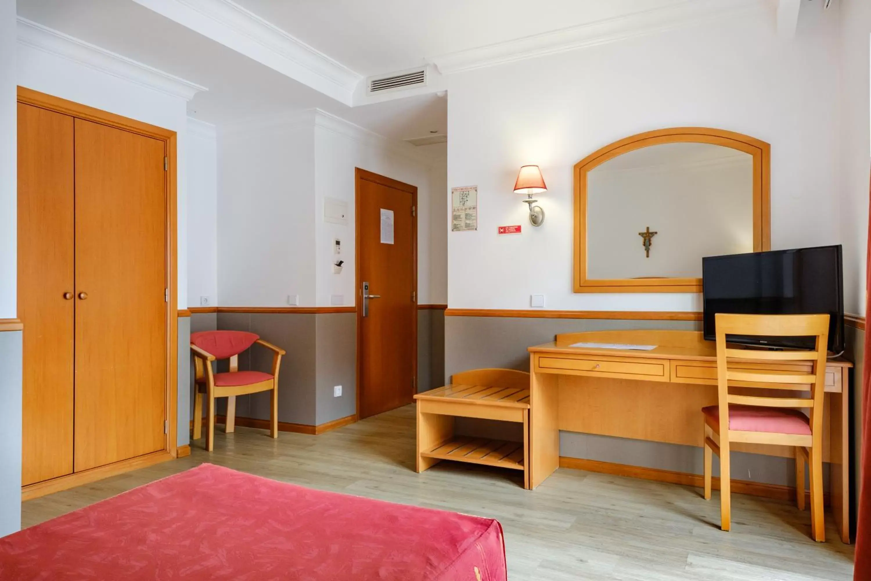 Bedroom, TV/Entertainment Center in Hotel Santo Amaro