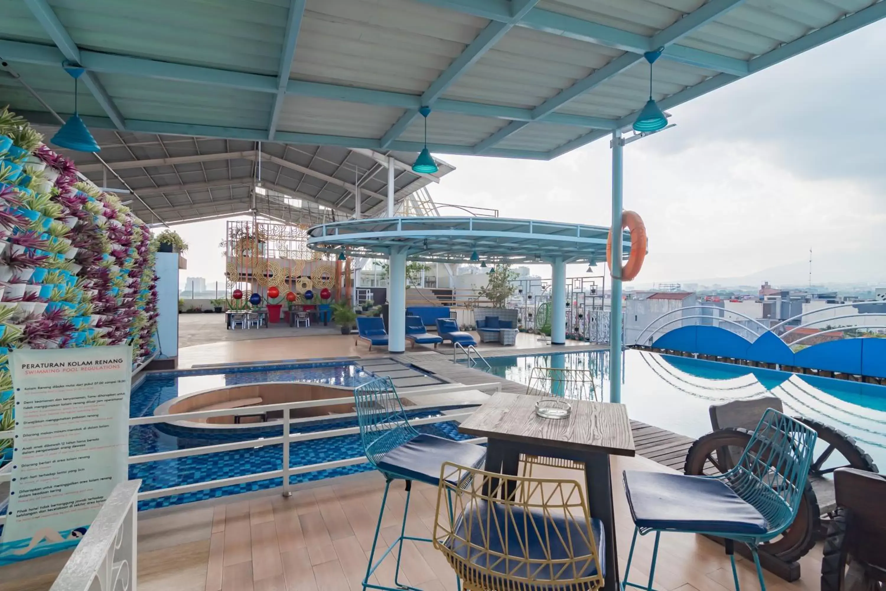 Swimming pool, Restaurant/Places to Eat in RedDoorz Premium near Bandung Station