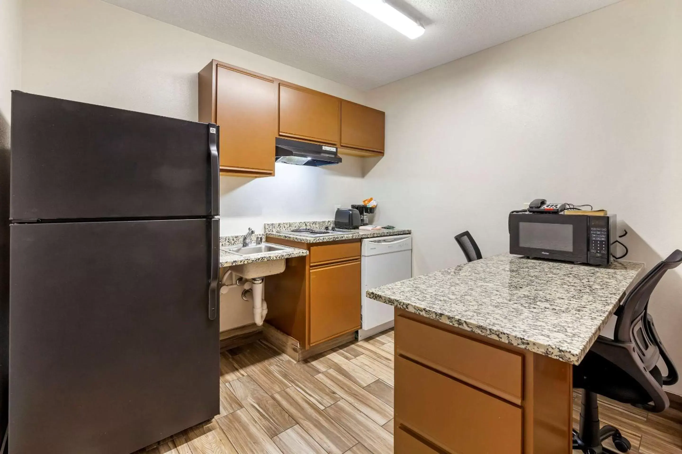 Bedroom, Kitchen/Kitchenette in MainStay Suites Dubuque at Hwy 20