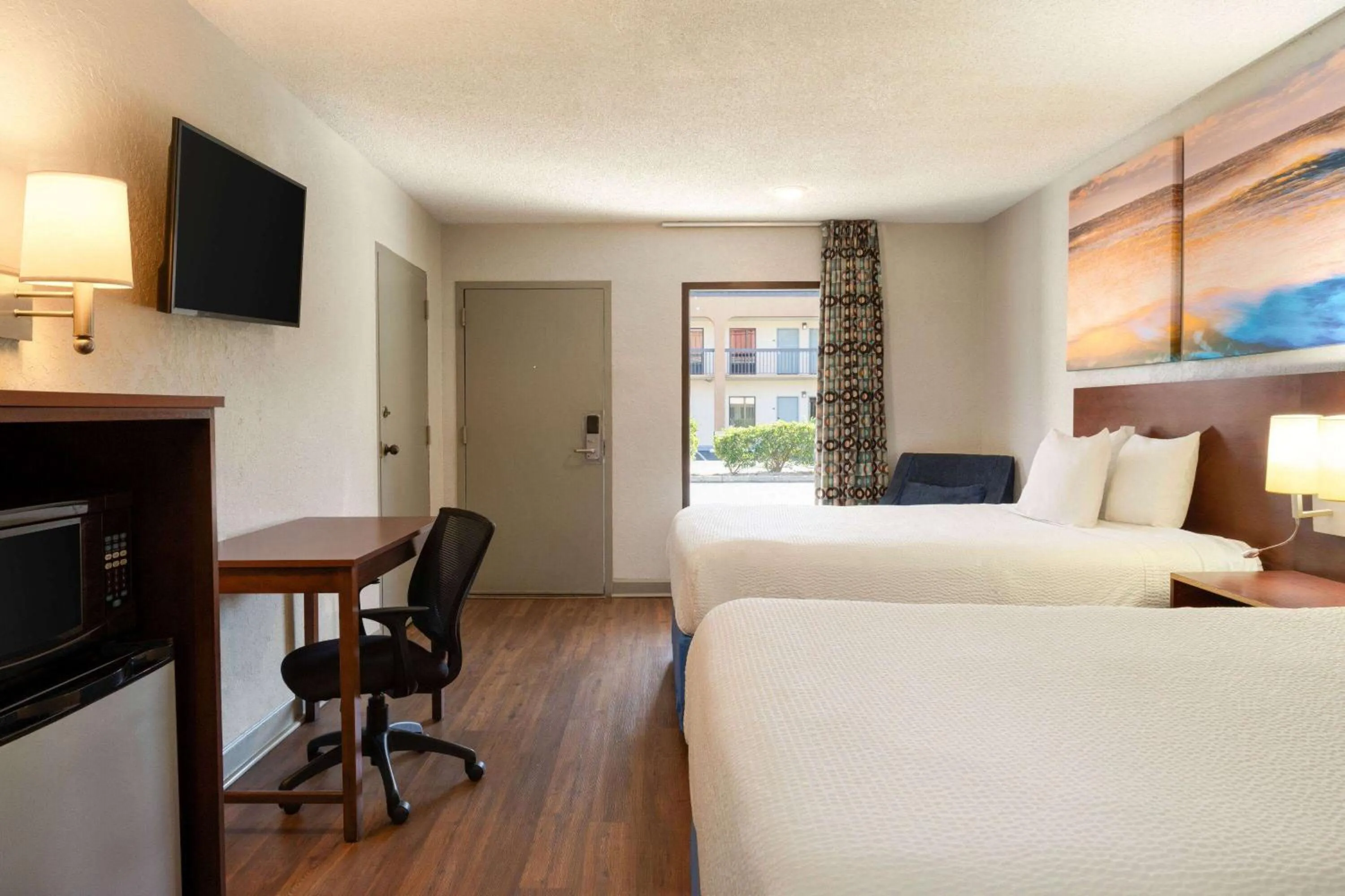 Photo of the whole room, Bed in Days Inn by Wyndham Dillon