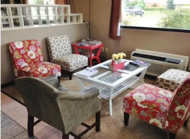 Seating Area in Americas Best Value Inn Byram