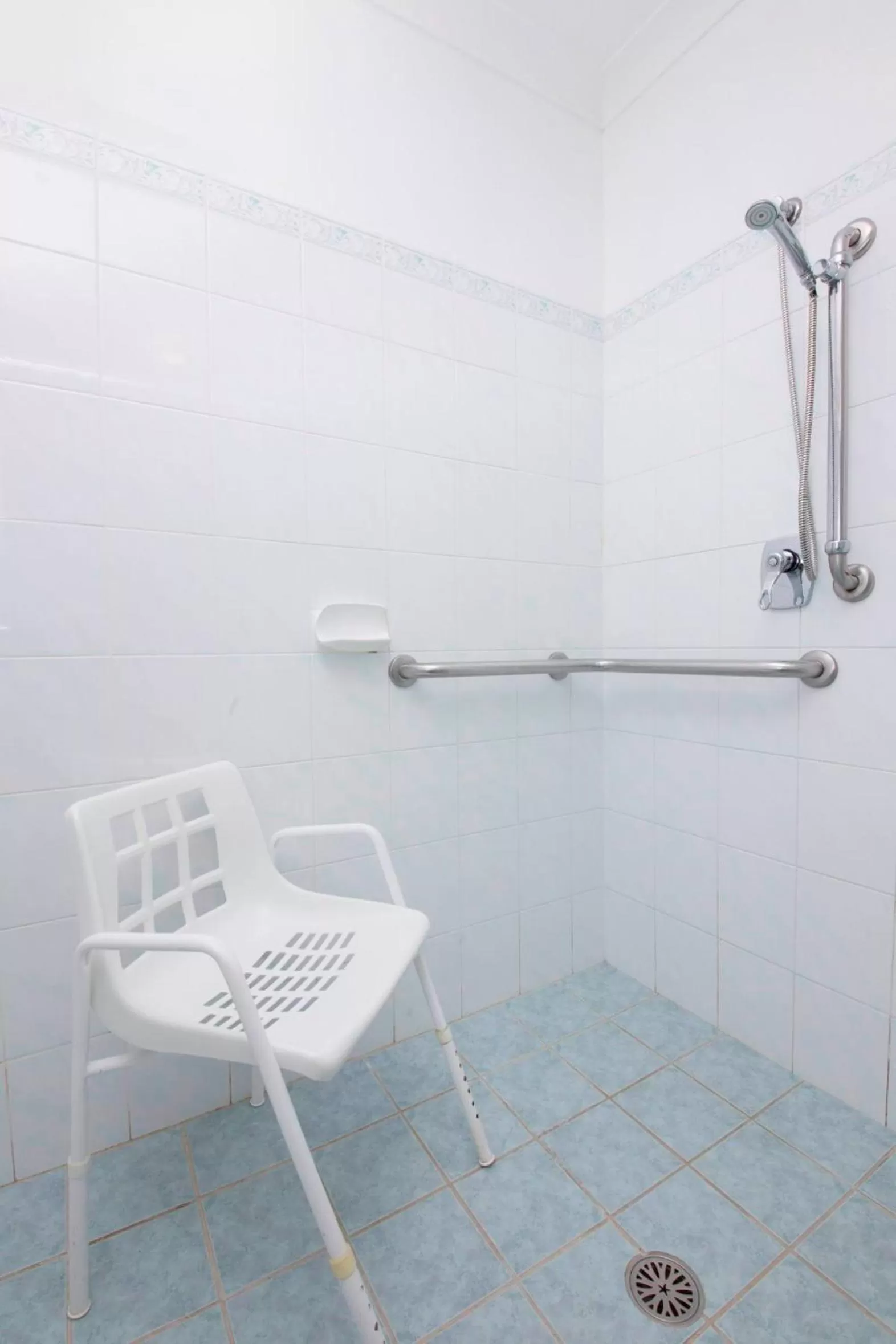 Bathroom in Golf Club Motor Inn Wingham