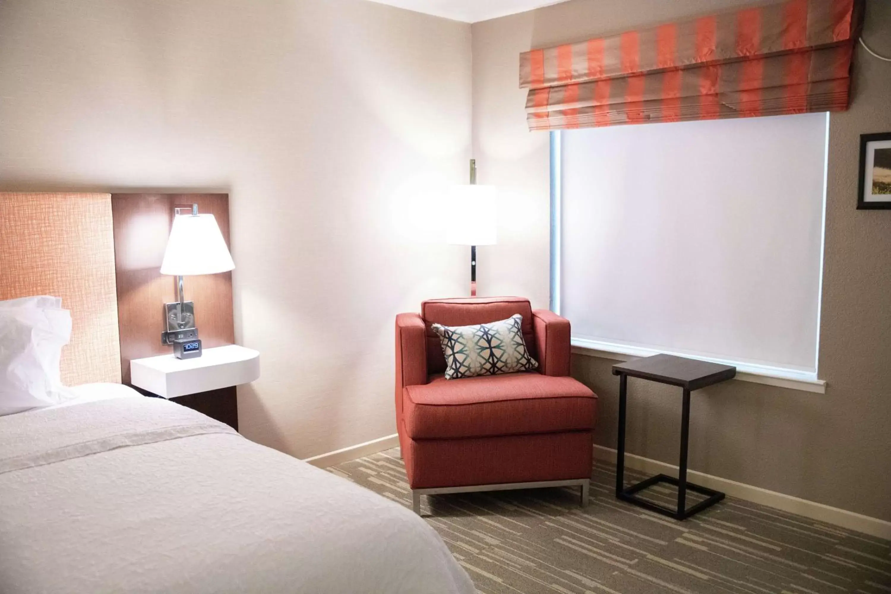 Bed, Seating Area in Hampton Inn & Suites Fresno