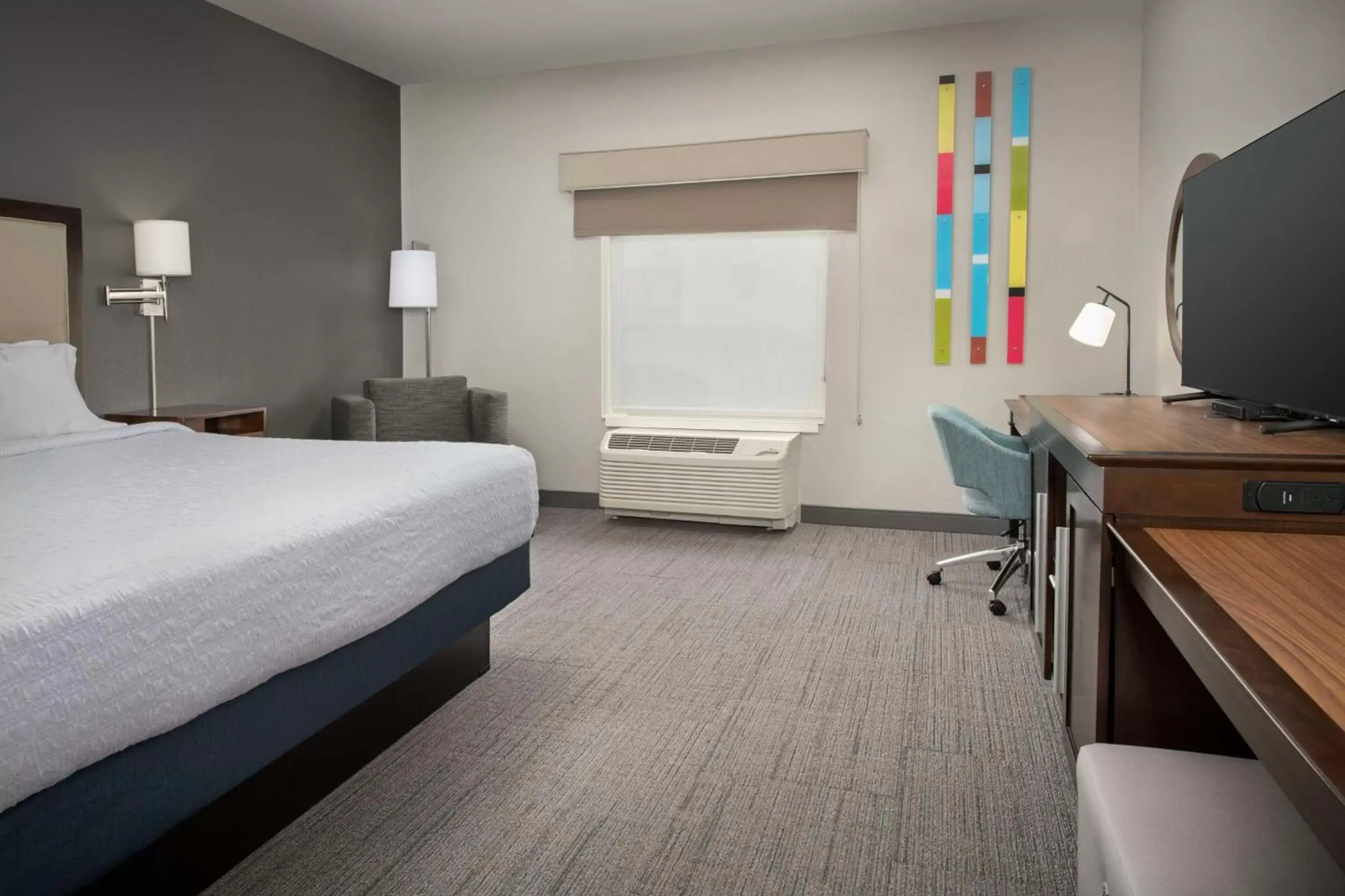 Bed, TV/Entertainment Center in Hampton Inn & Suites Portland/Hillsboro-Evergreen Park
