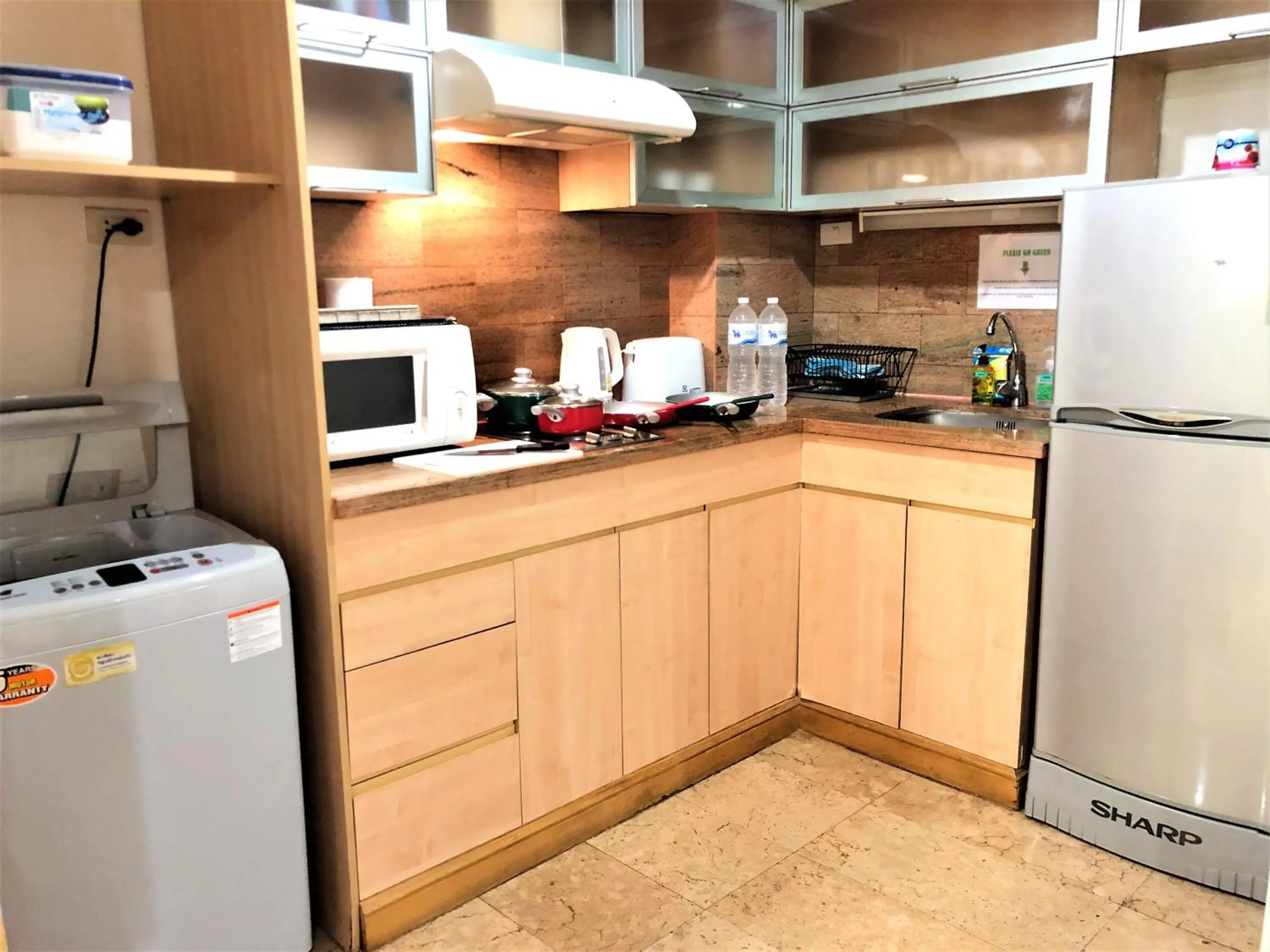 Kitchen or kitchenette, Kitchen/Kitchenette in Twin Peaks Sukhumvit Suites