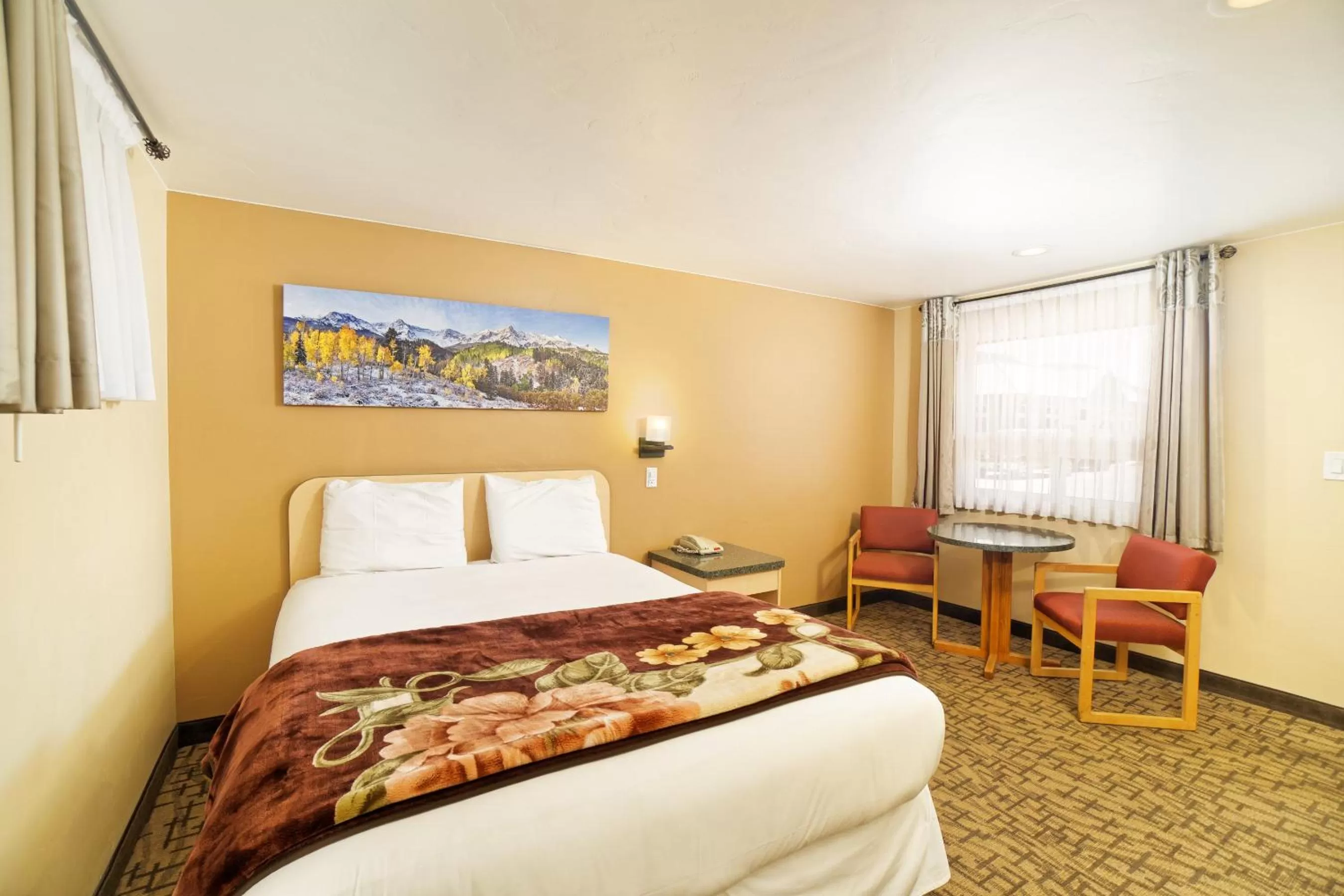 Photo of the whole room, Bed in Glenwood Springs Inn