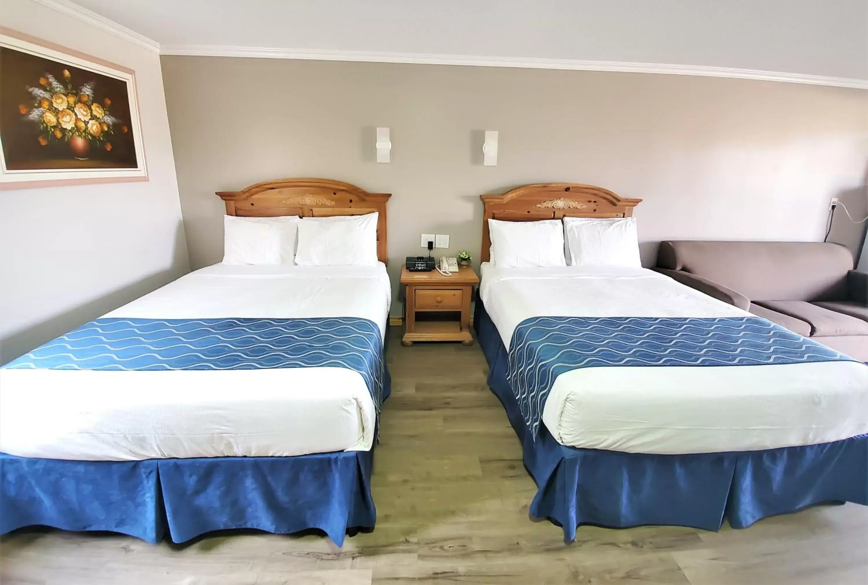 Bed in Knights Inn Colonial Fireside Inn Bed in Knights Inn Colonial Fireside Inn