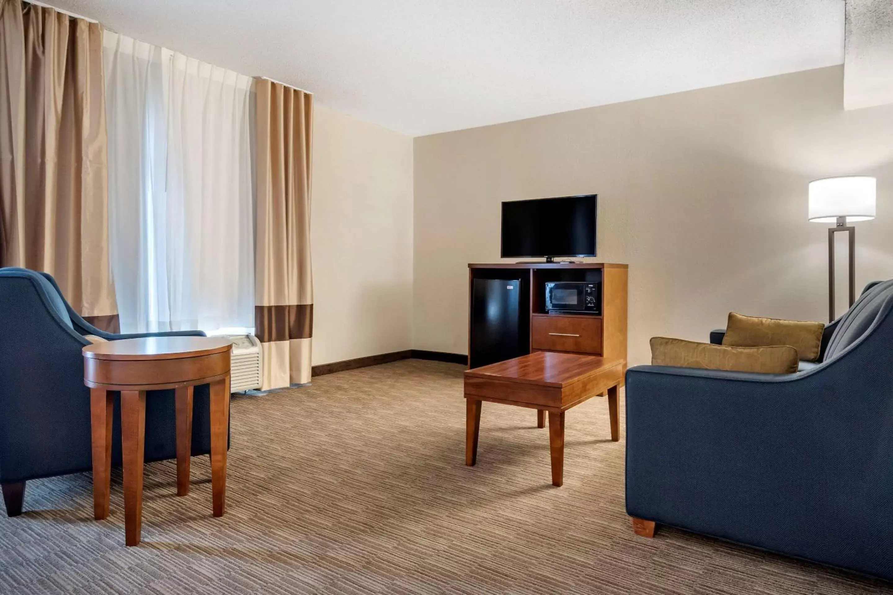 Bedroom, TV/Entertainment Center in Comfort Inn & Suites Oxford South