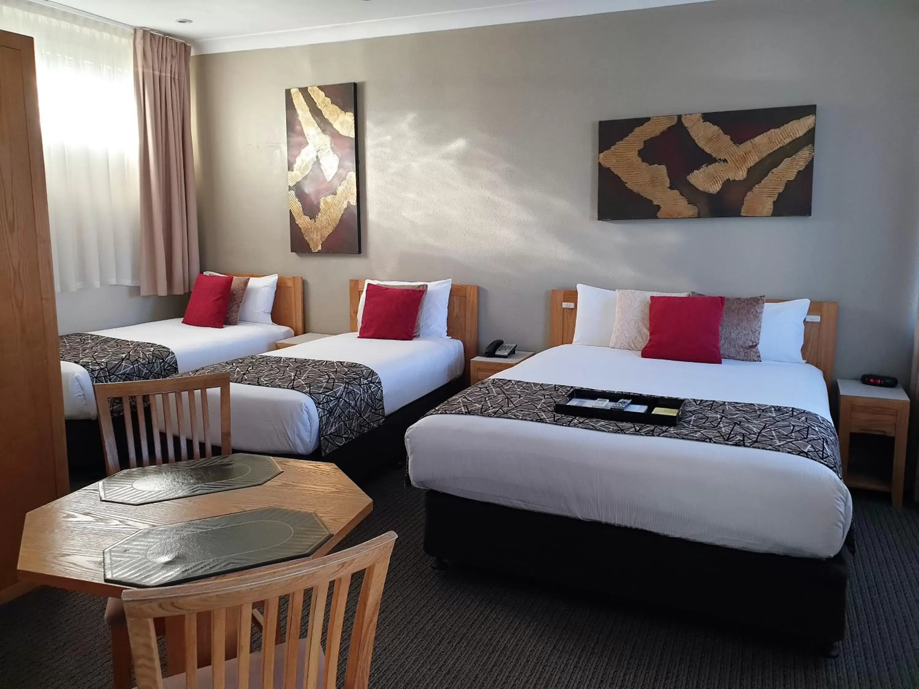 Photo of the whole room, Bed in Best Western Endeavour Motel