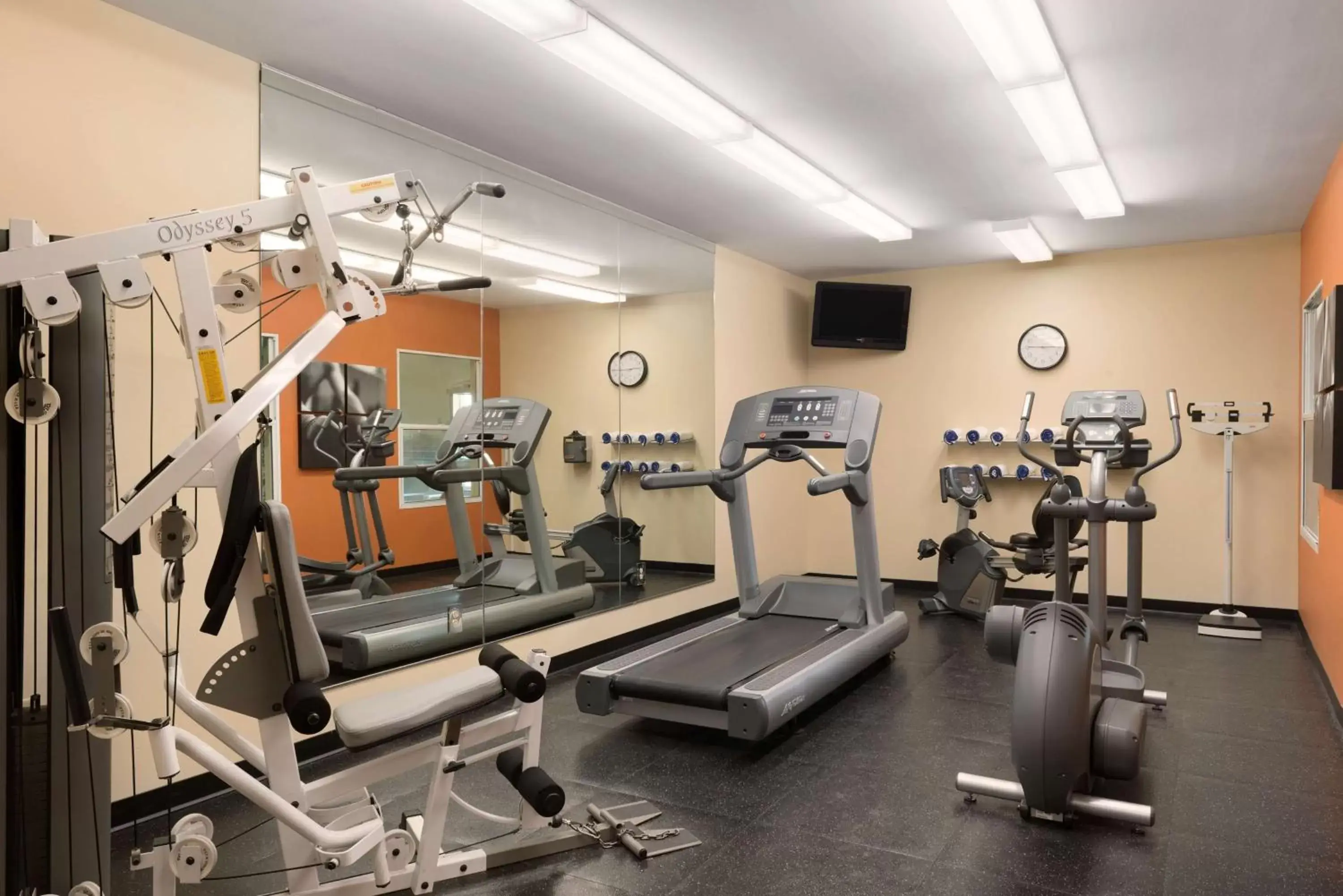 Activities, Fitness Center/Facilities in Country Inn & Suites by Radisson, Moline Airport, IL