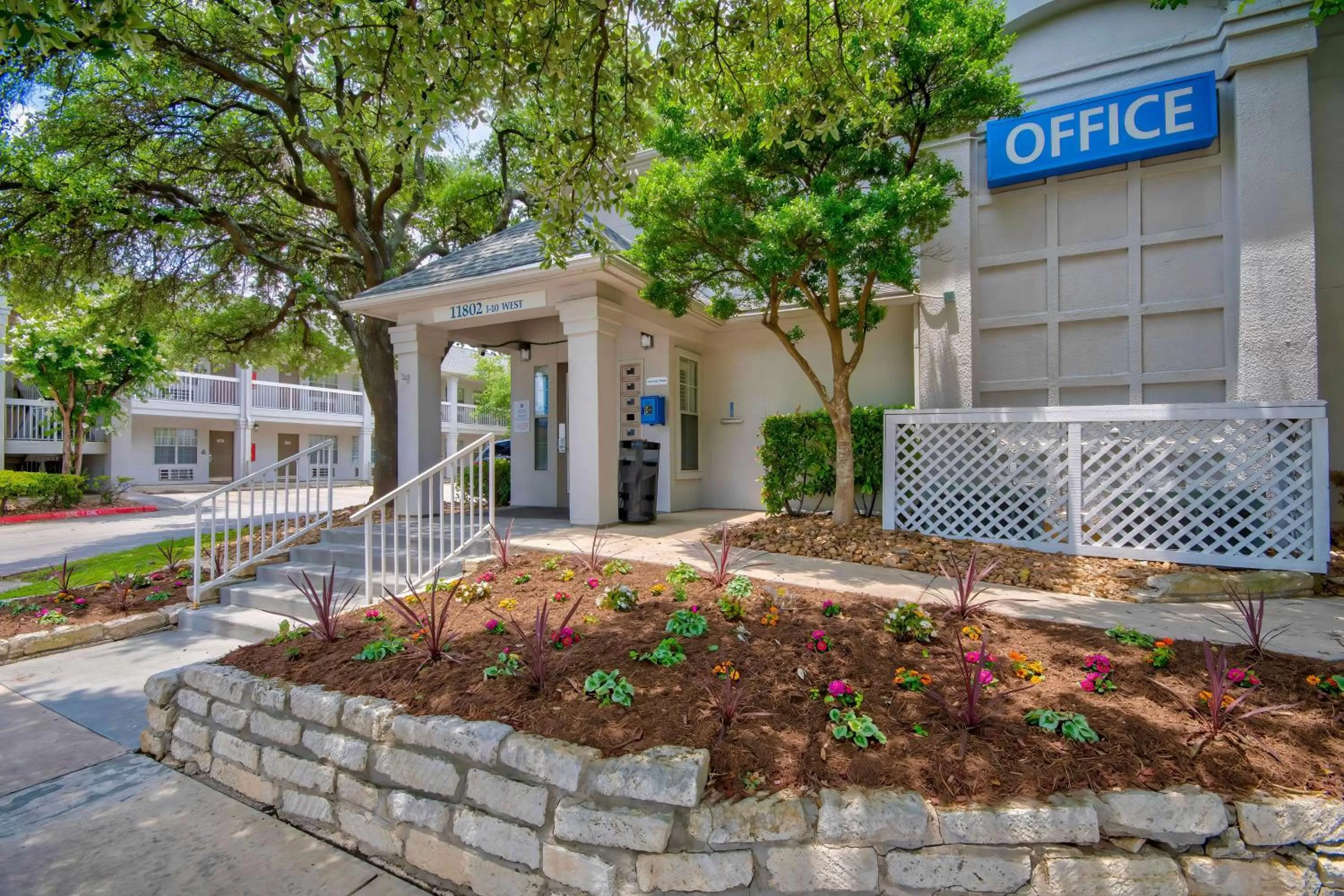 Property building in Studio 6-San Antonio, TX - Six Flags