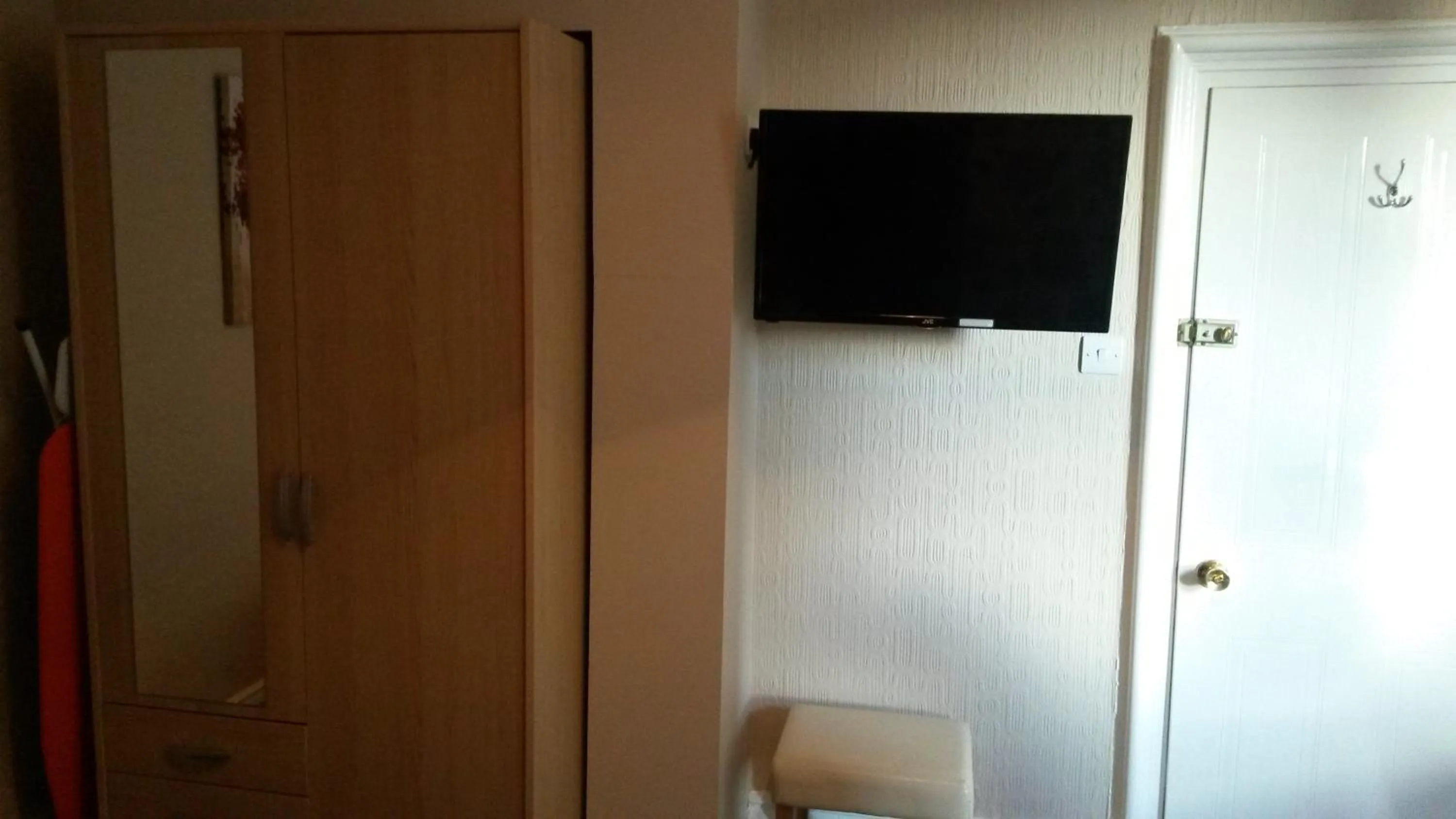 TV and multimedia in The Avenue Hotel