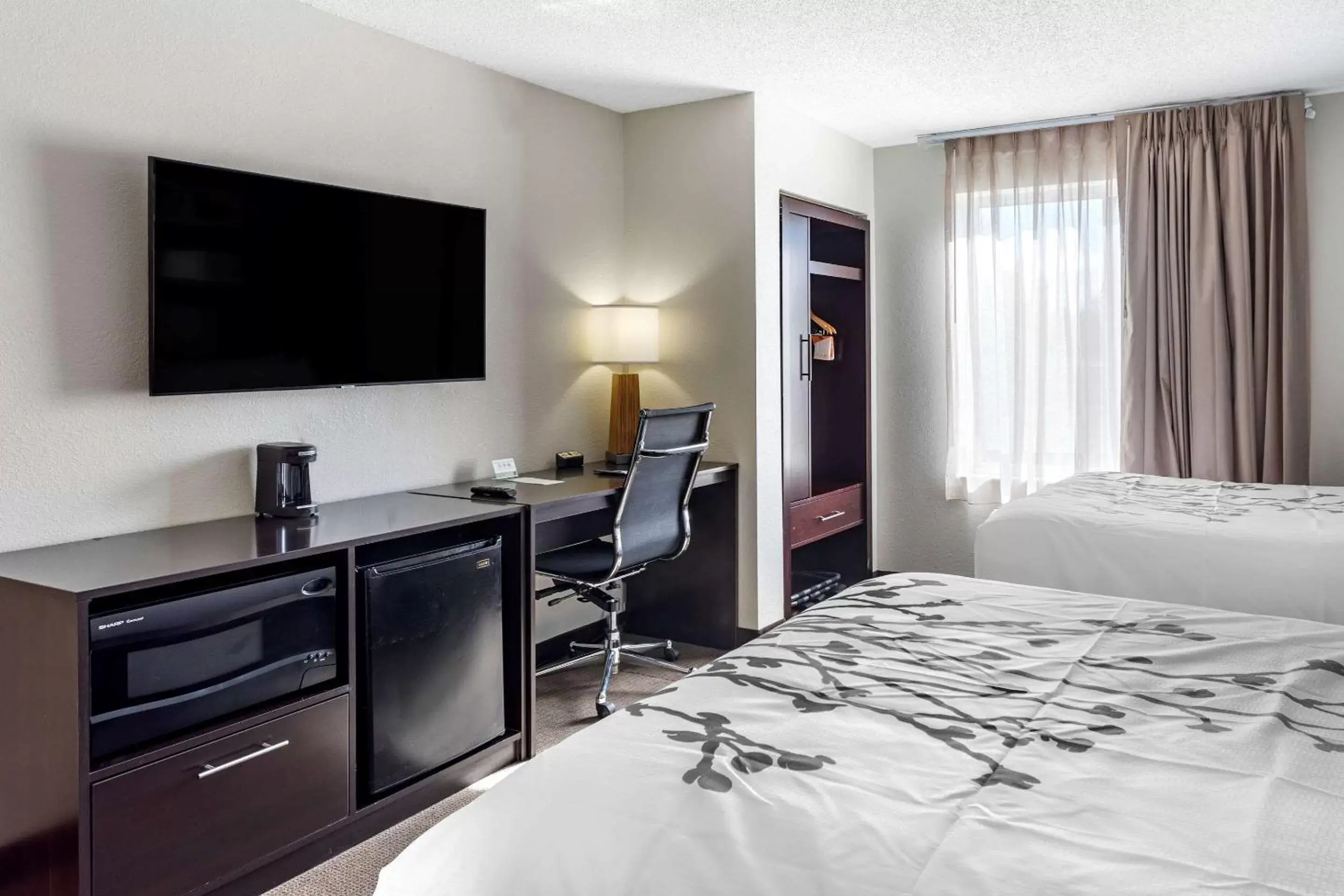 Photo of the whole room, TV/Entertainment Center in Sleep Inn & Suites Lebanon - Nashville Area