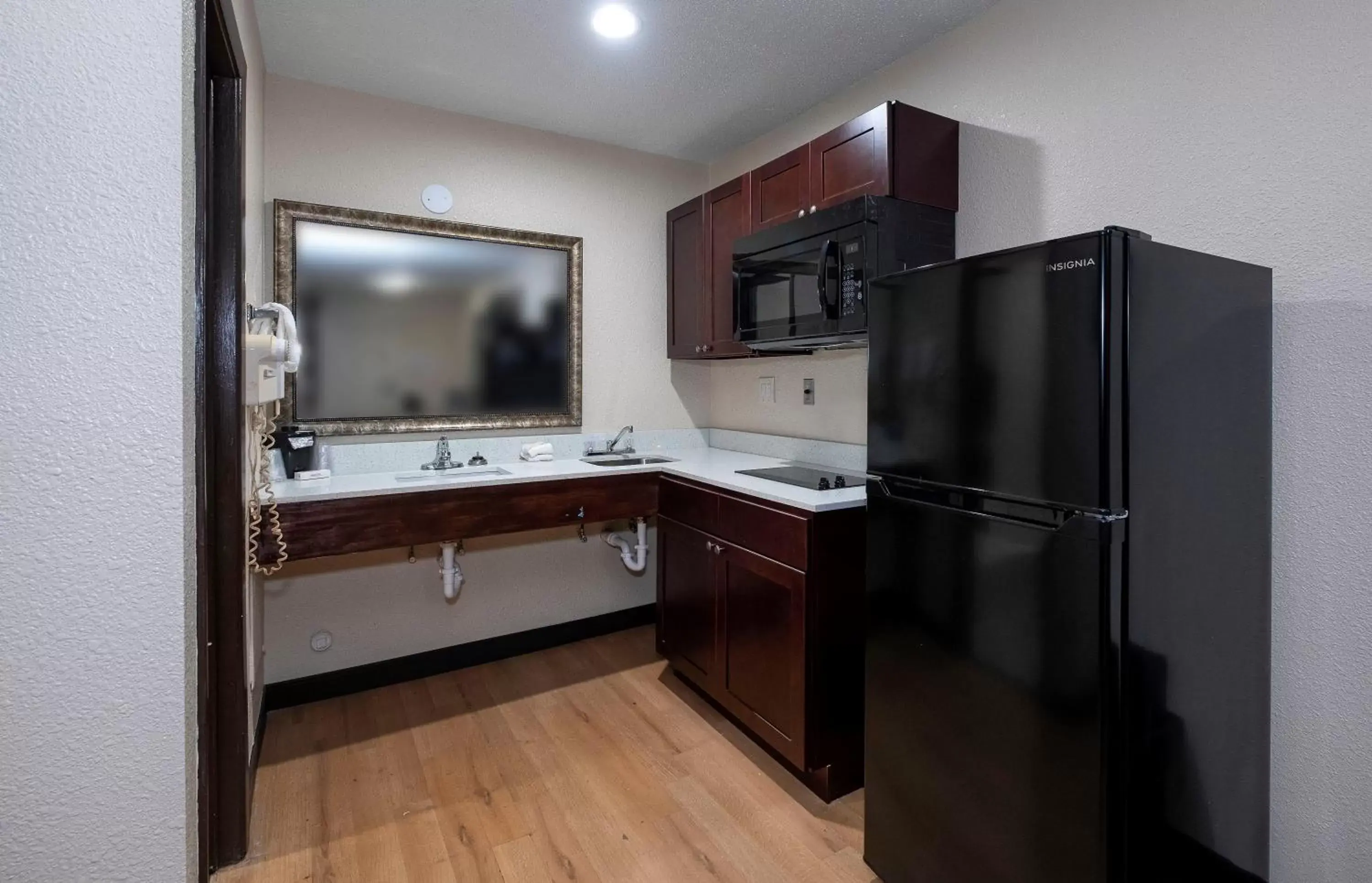 Photo of the whole room, Kitchen/Kitchenette in Red Roof Inn Morgan City