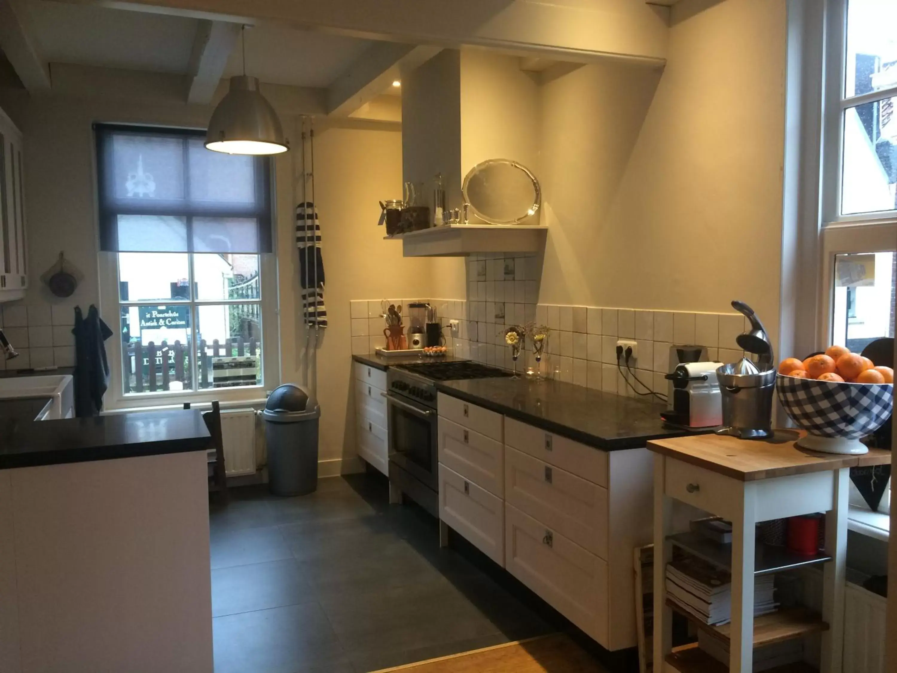 Coffee/tea facilities, Kitchen/Kitchenette in De Thuiskamer in Grou als B&B of Vakantiehuis