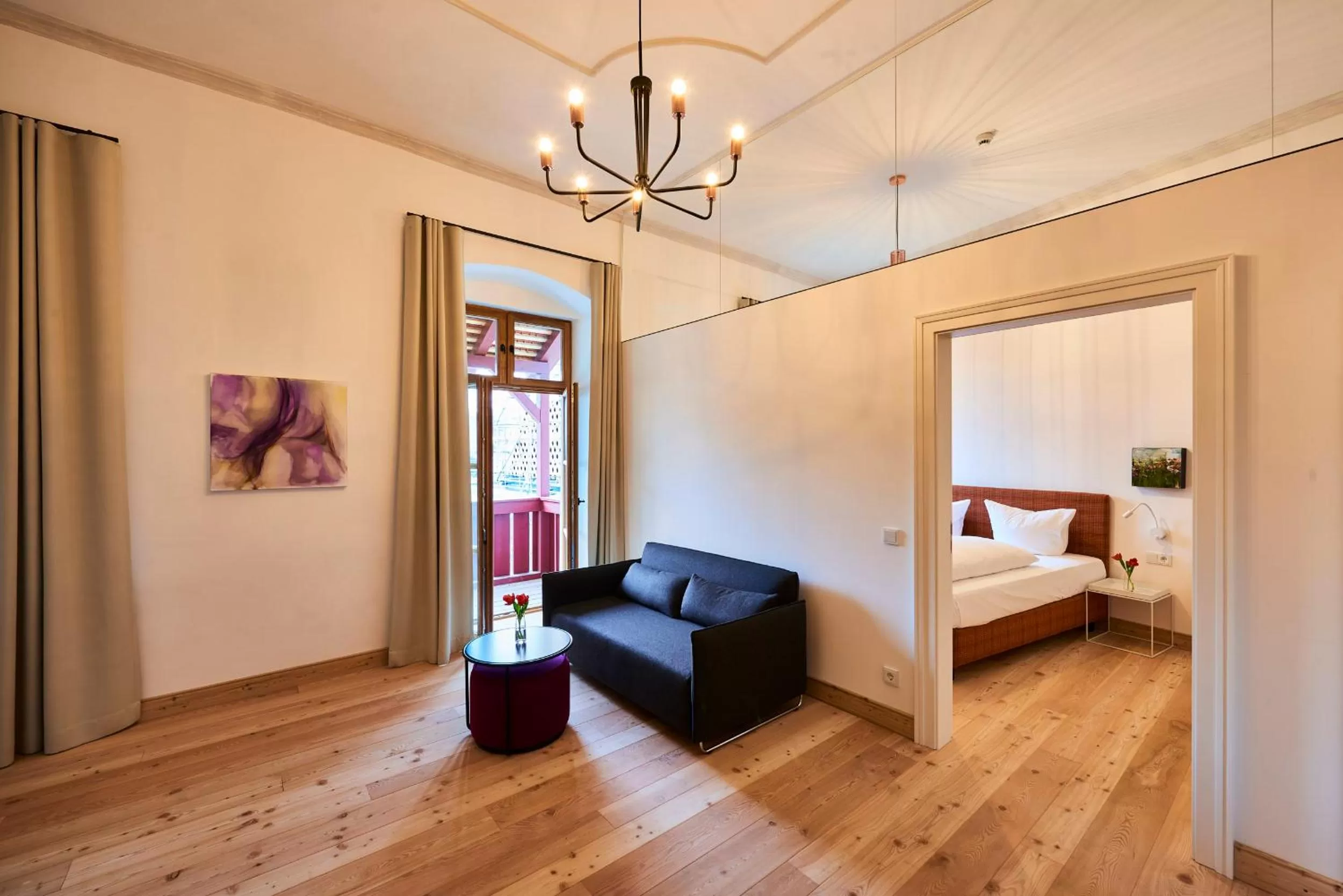 Photo of the whole room, Bed in Post Berching