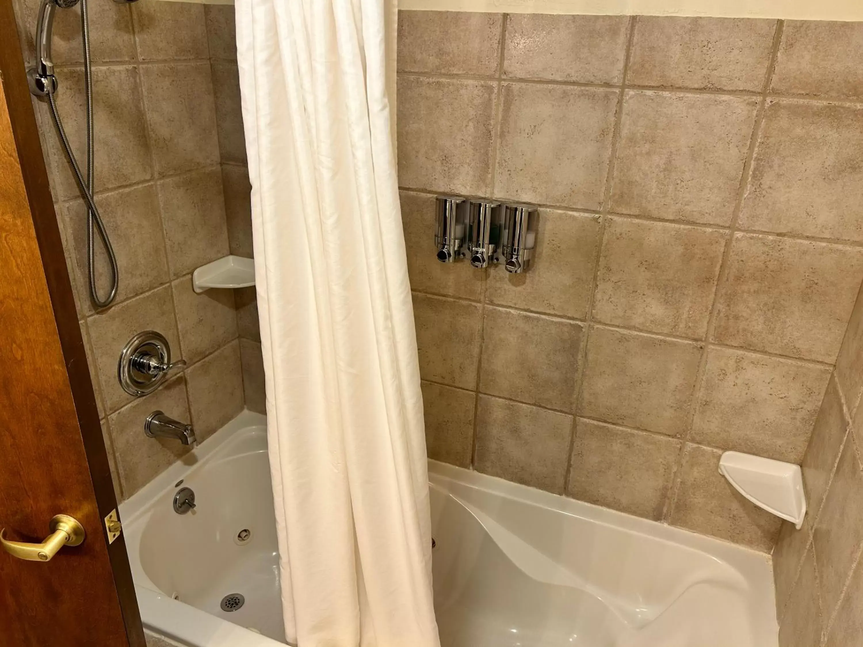 Bath, Bathroom in The Common Man Inn, Spa & Lodge